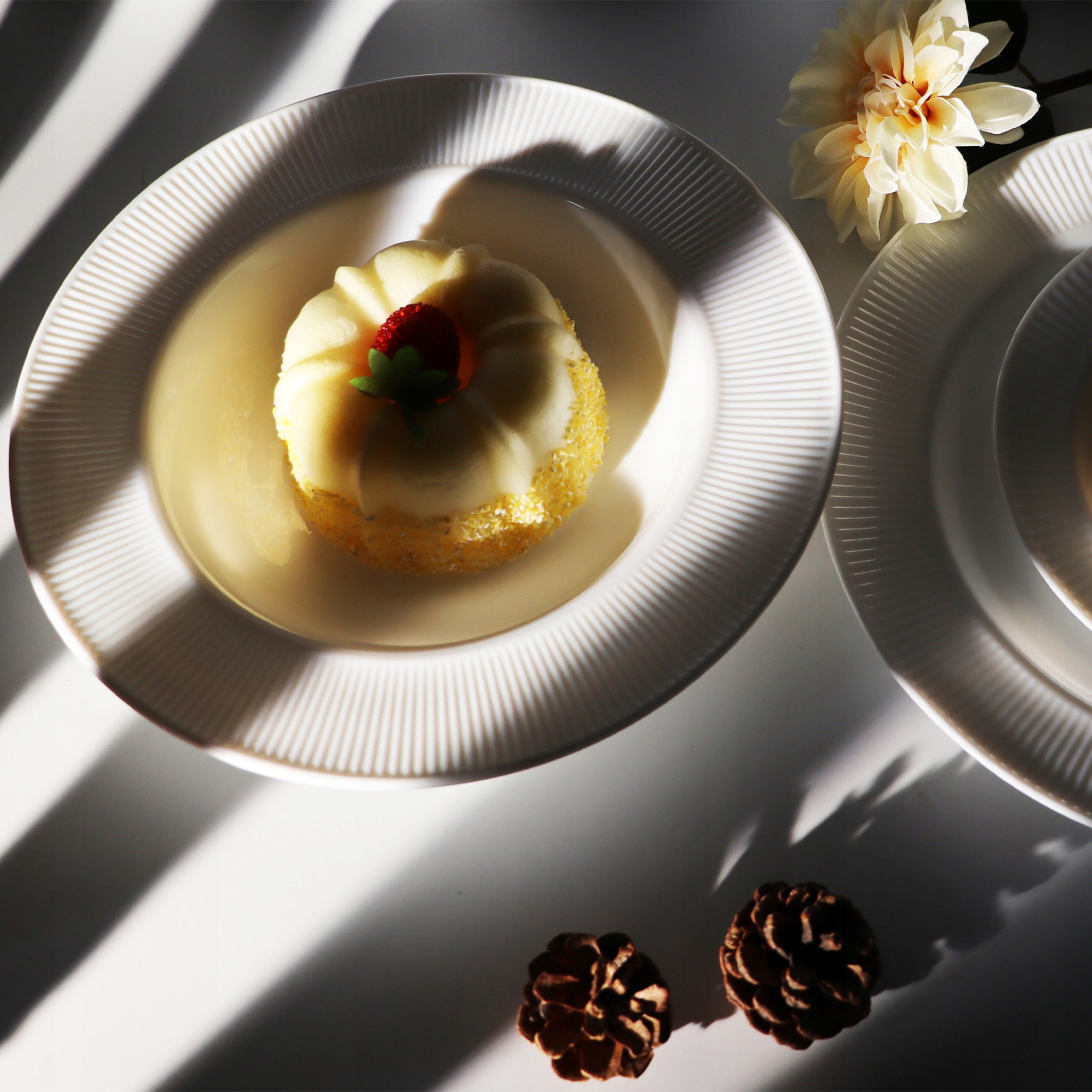 SERWIS OBIADOWY RYFLOWANY 18 EL DLA 6 OSÓB KPL TALERZY ZE ZDOBIENIEM SZKŁO