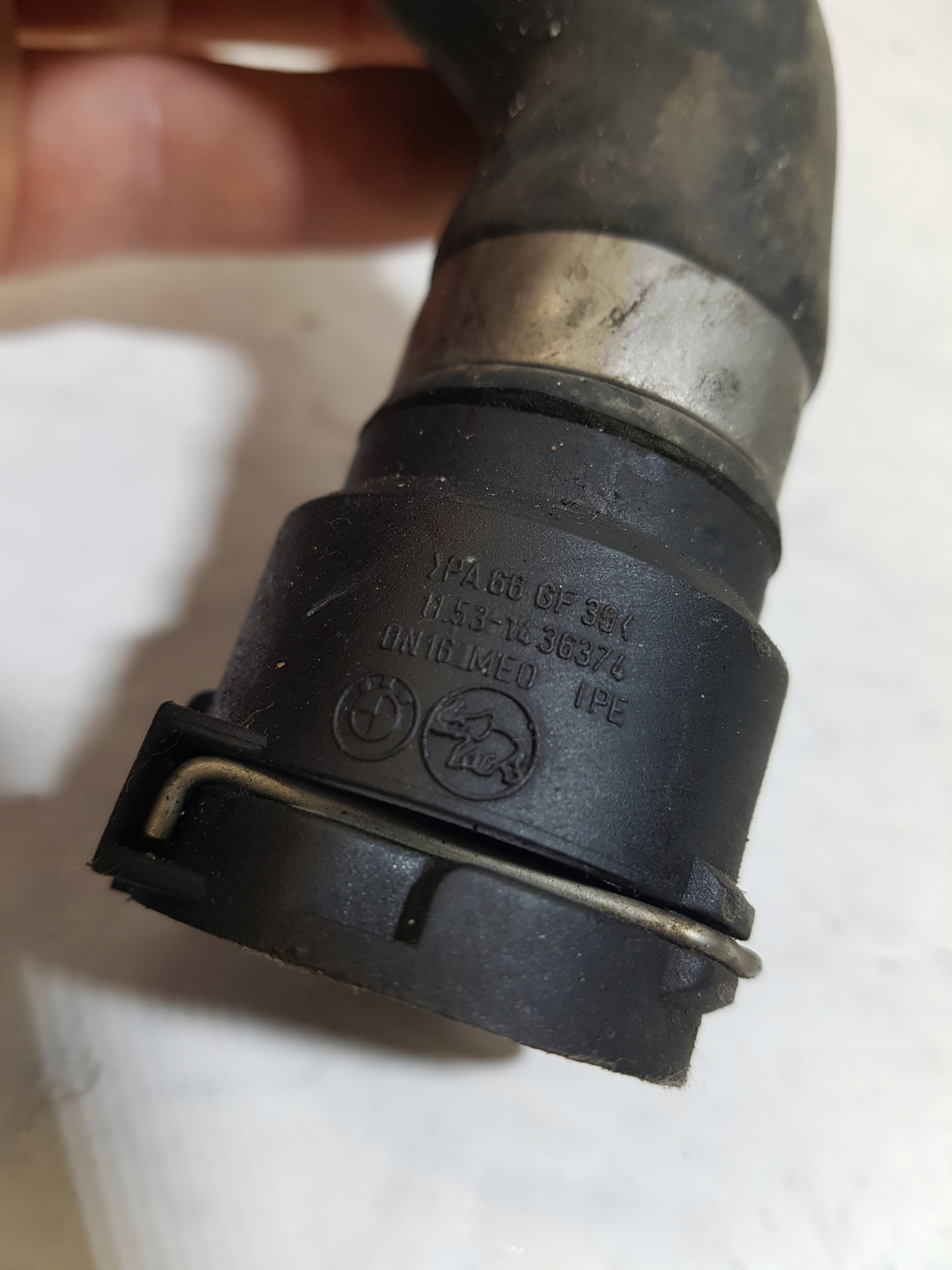 trouba vedení vody BMW E39