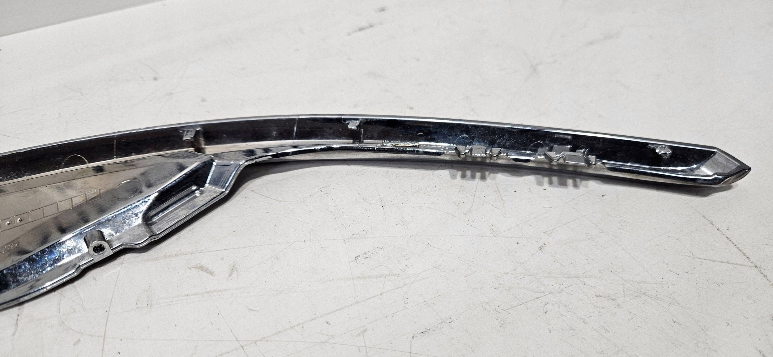 moulding below reflektorem left side Toyota Auris E180 5318202140