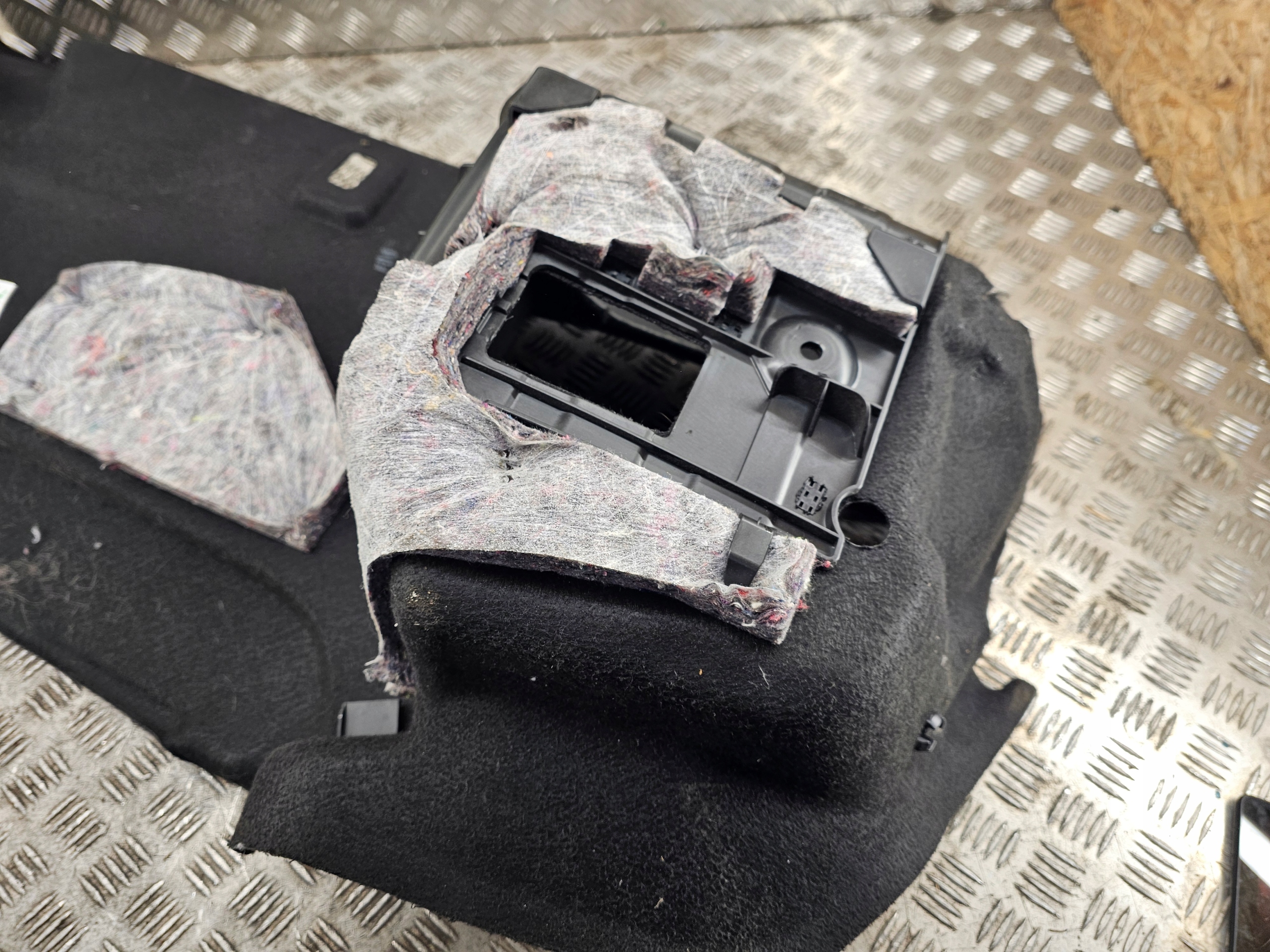 boot upholstery right and left 7276364 7276363 BMW F06