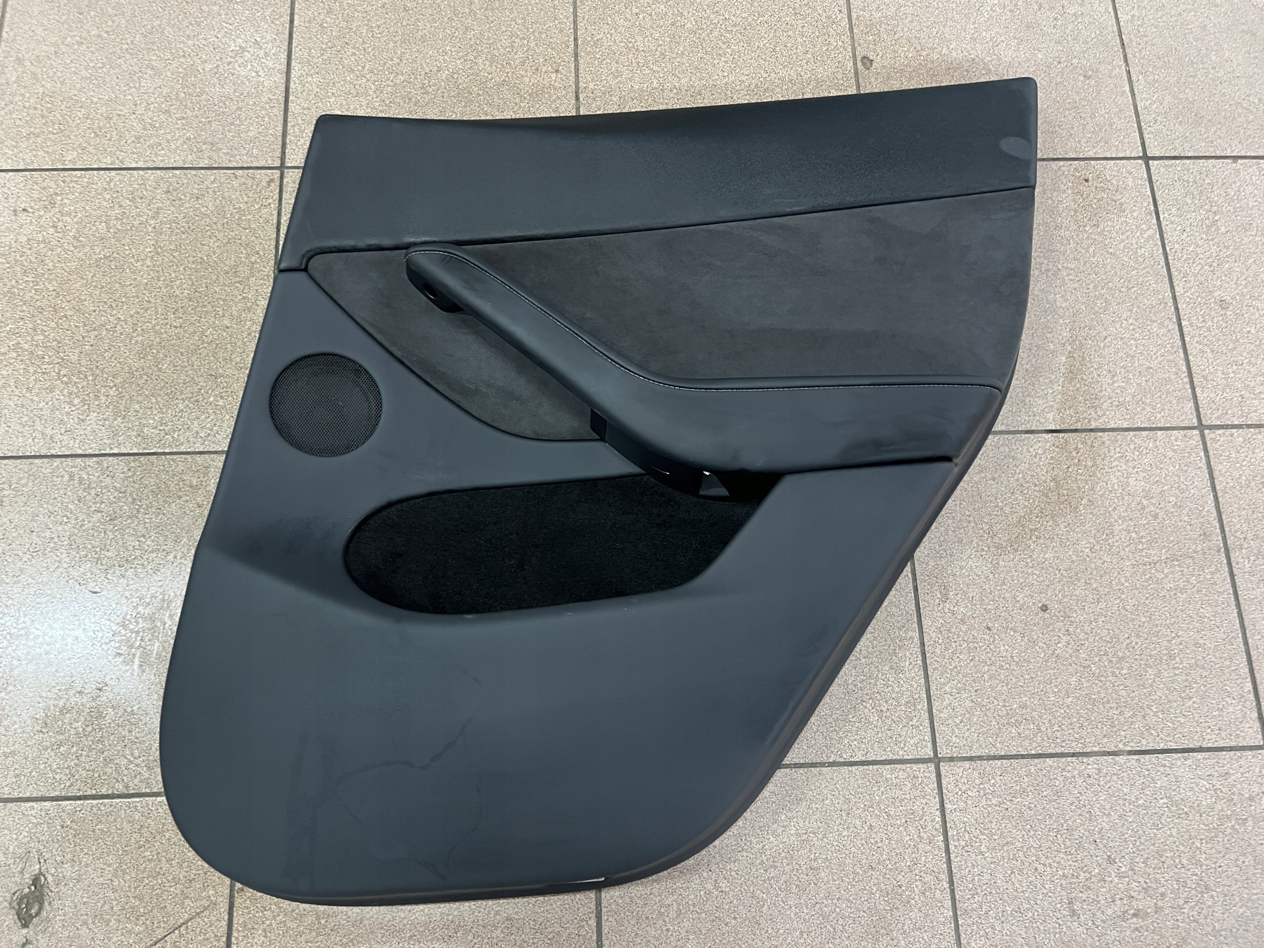 tesla MODEL Y 20- обивка дверные карты задний правый