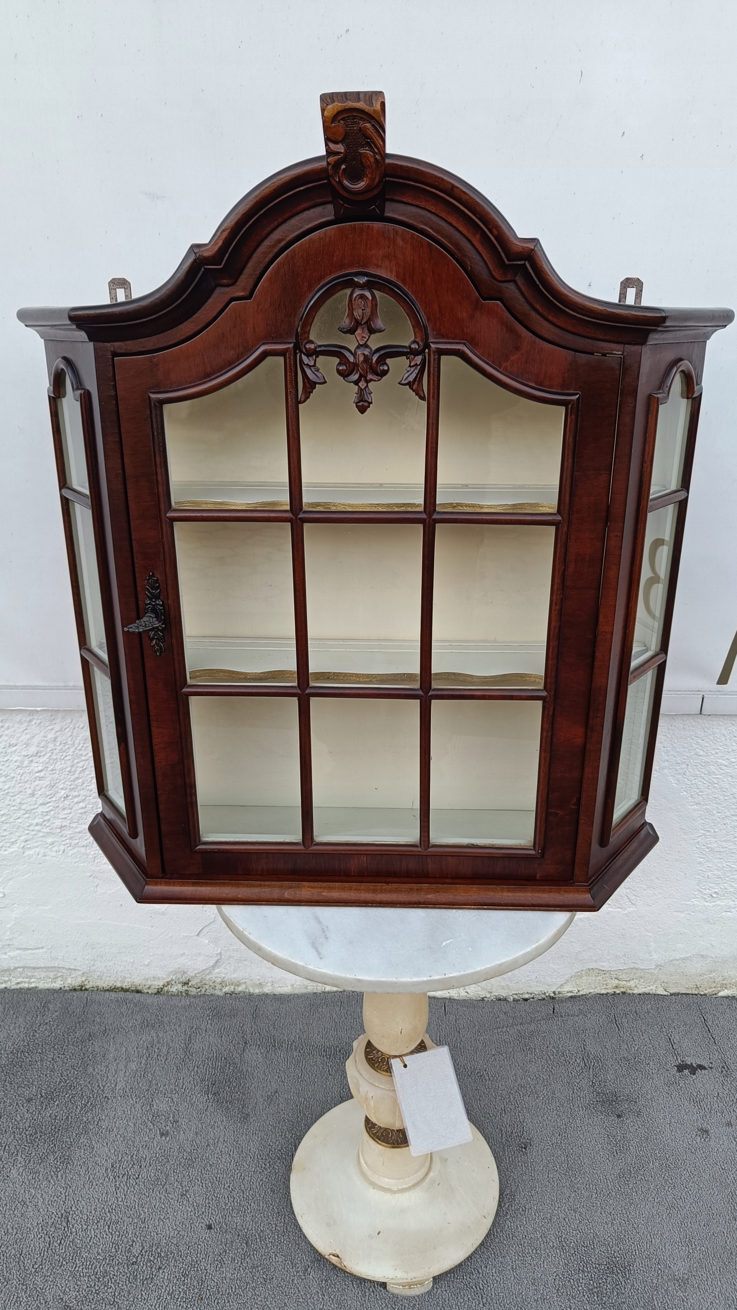 SERWANTKA WISZĄCA Z DREWNA ORZECHOWEGO.NA CAŁOŚCI PIĘKNY CZECZOT. STAN BDB