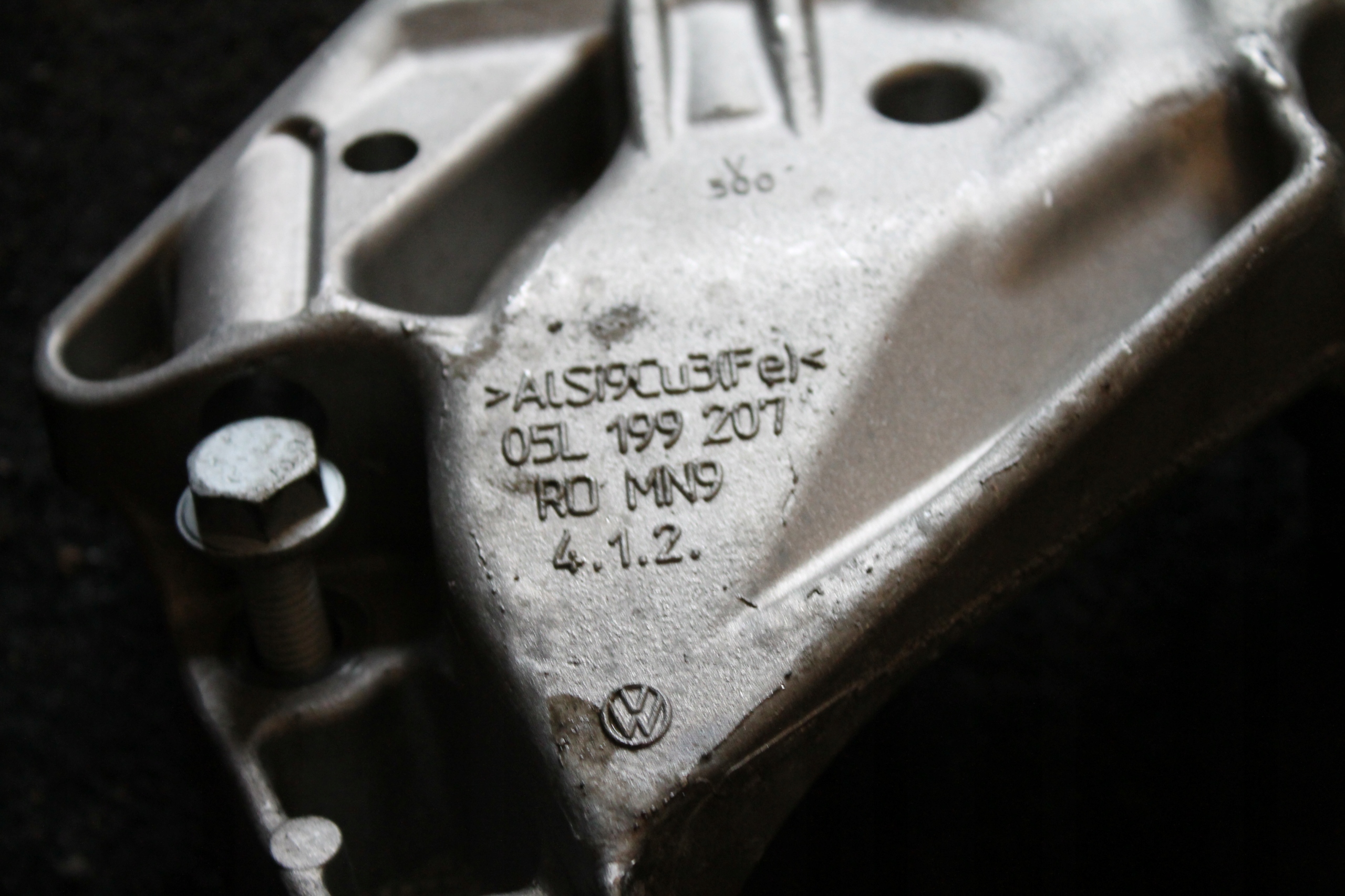 117. holder engine mount 05L199207
