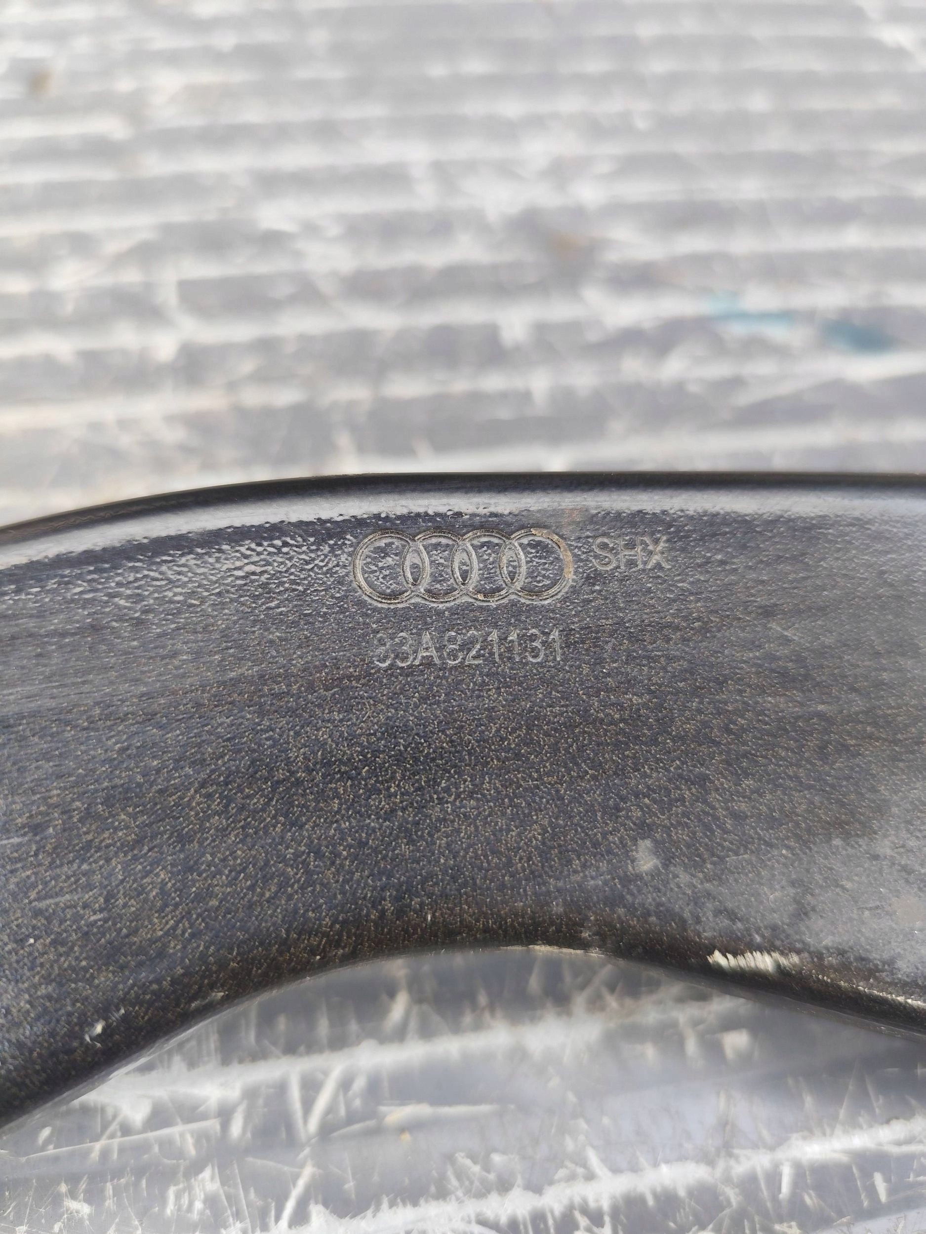 AUDI Q3 II 83A staffa parafango sinistro 83A821131