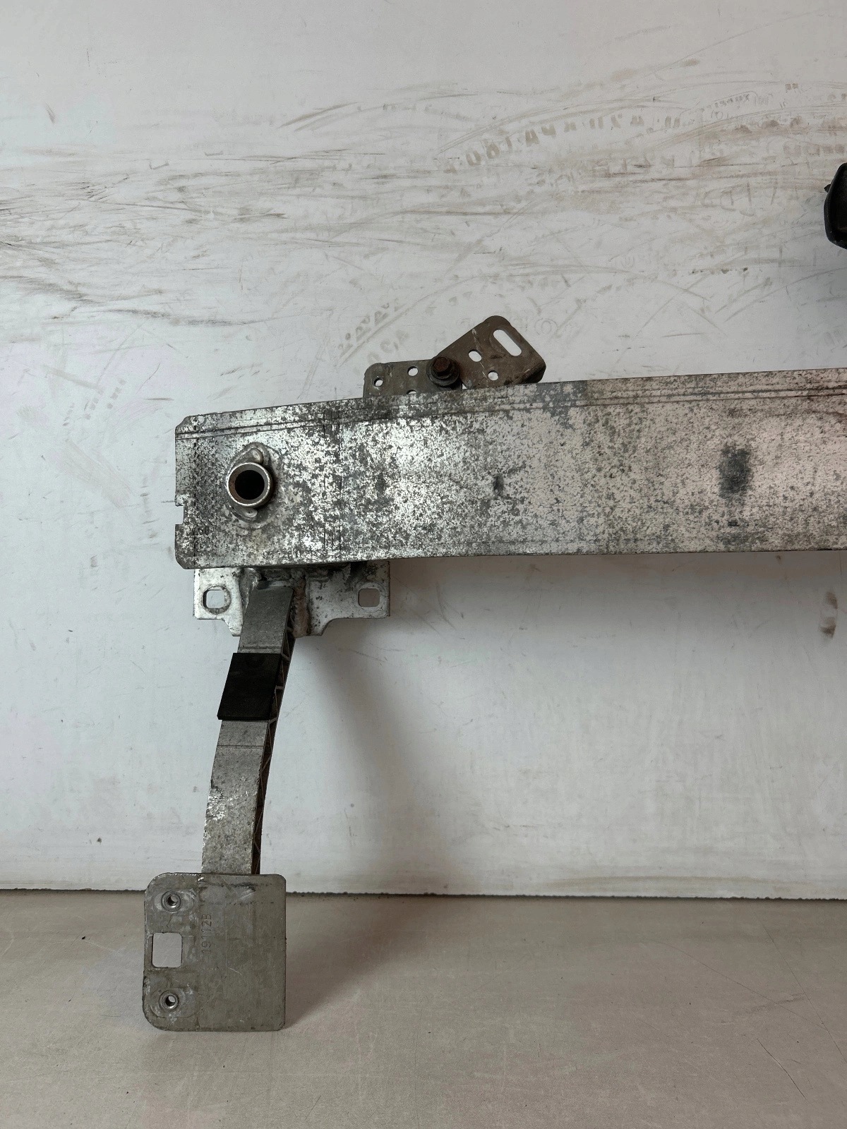 sider bar, wall front Peugeot 208 and