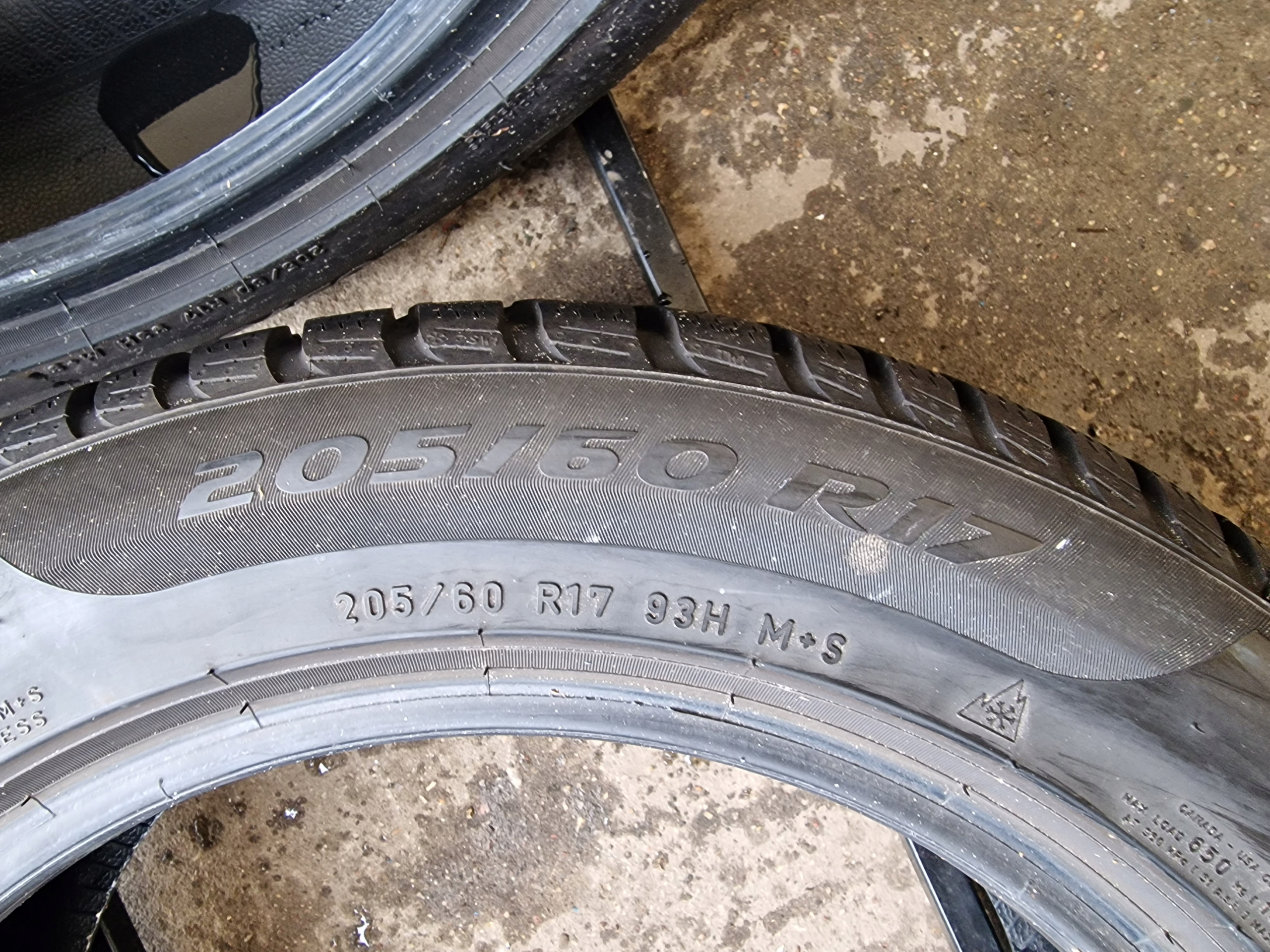 OPONY ZIMA PIRELLI SOTTOZERO 3 205/60/17 93H 2021r Szerokość opony 205 mm