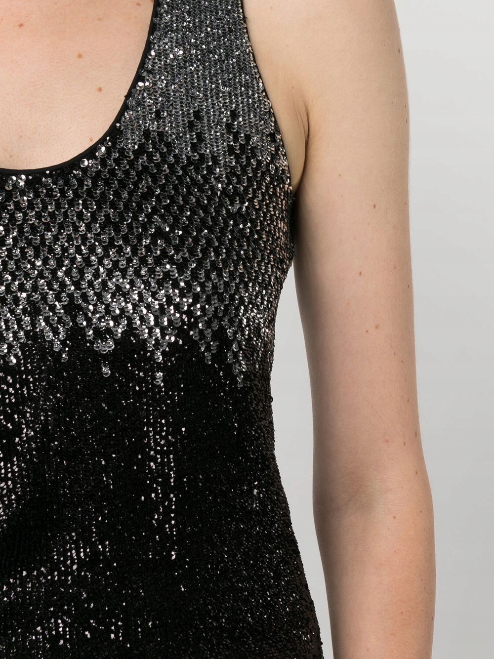 Celý top je v flitry Pinko 34