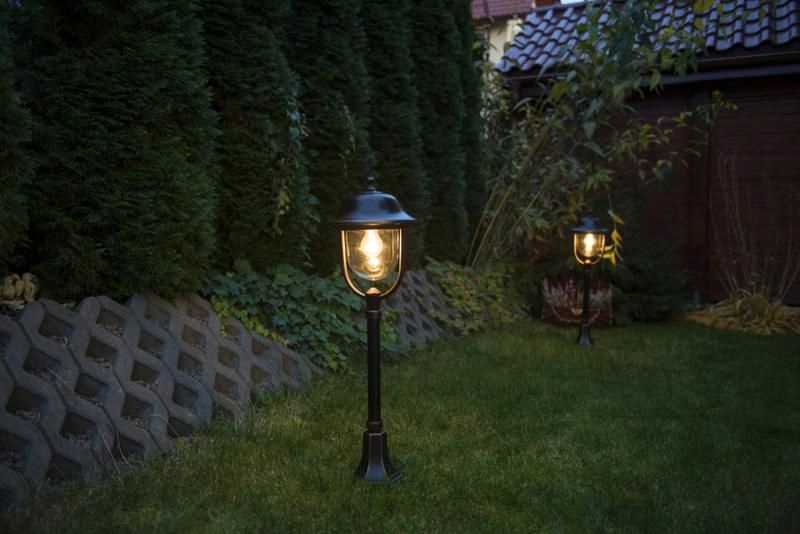 Stojacia lampa v klasickom štýle na záhradu chodník pri budove Prince E27