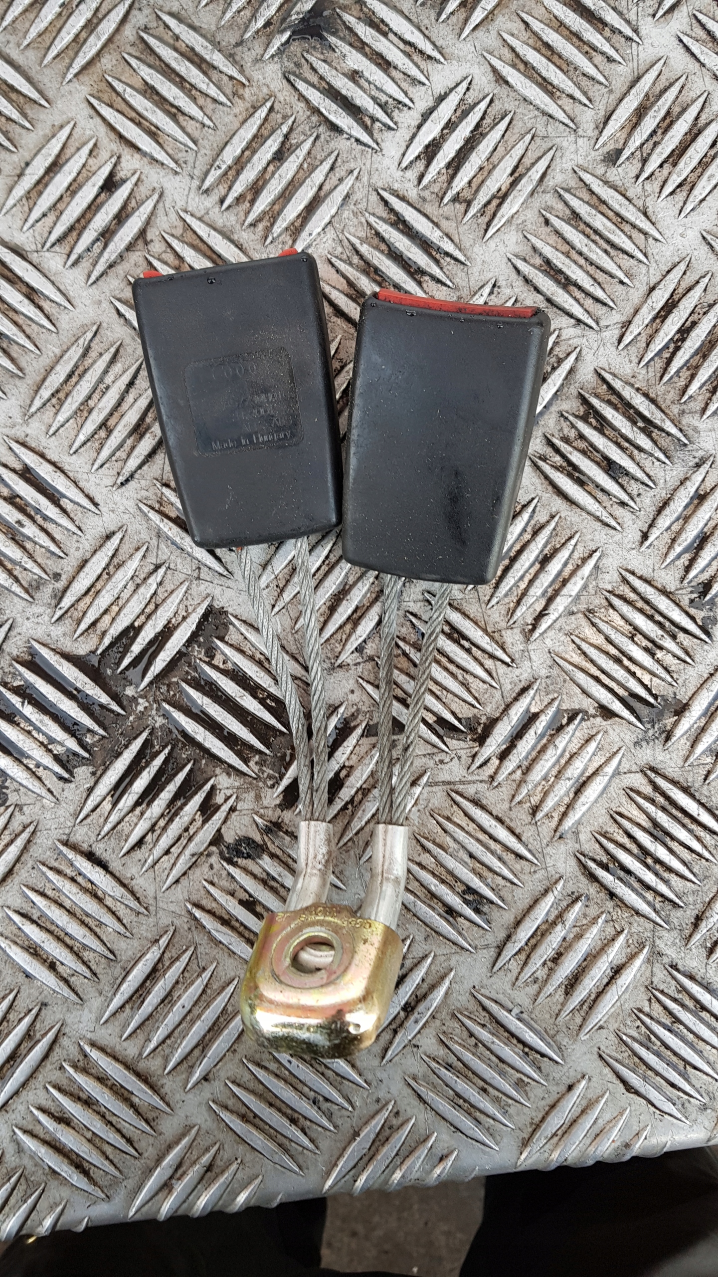 AUDI A4 B5 SPINKA PASOW heck mitte 4D0857739