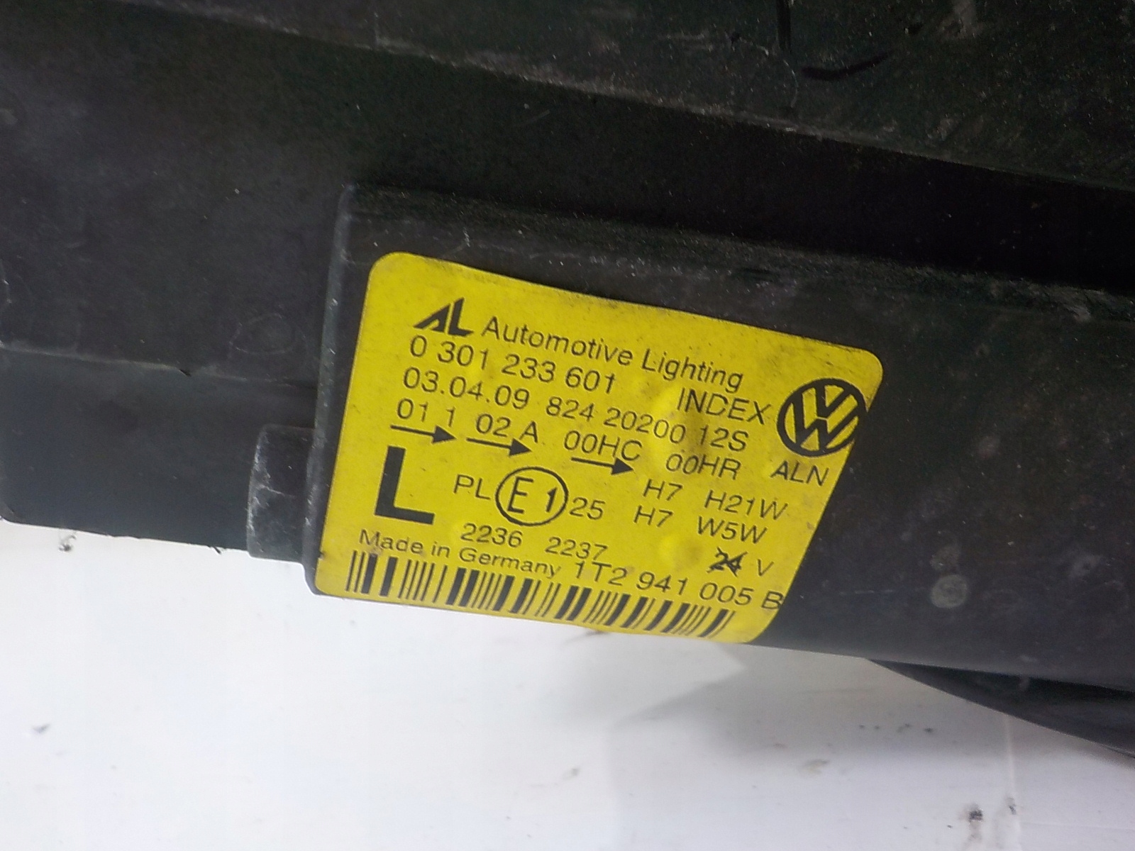 VOLKSWAGEN TOURAN and LIFT light left front front UK