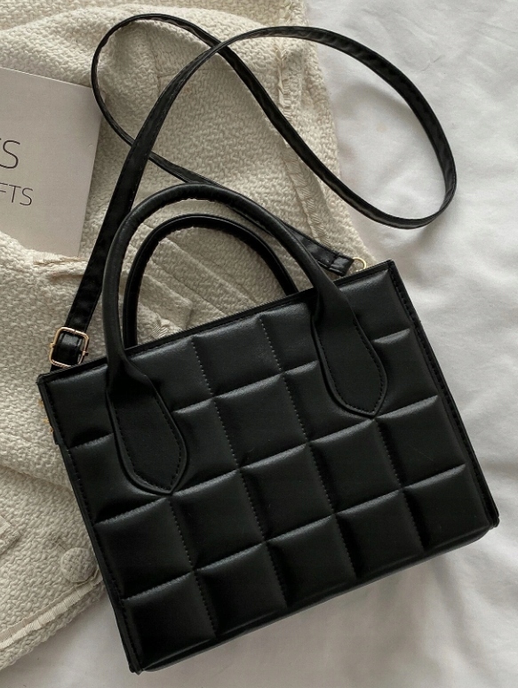 TOREBKA DAMSKA KLASYCZNA LISTONOSZKA NA RAMIĘ Wielkość brak informacji