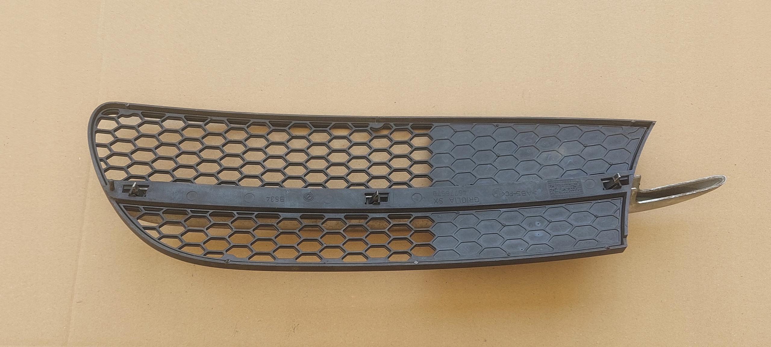 grid grill of a bumper front ALFA ROMEO 147 46776670