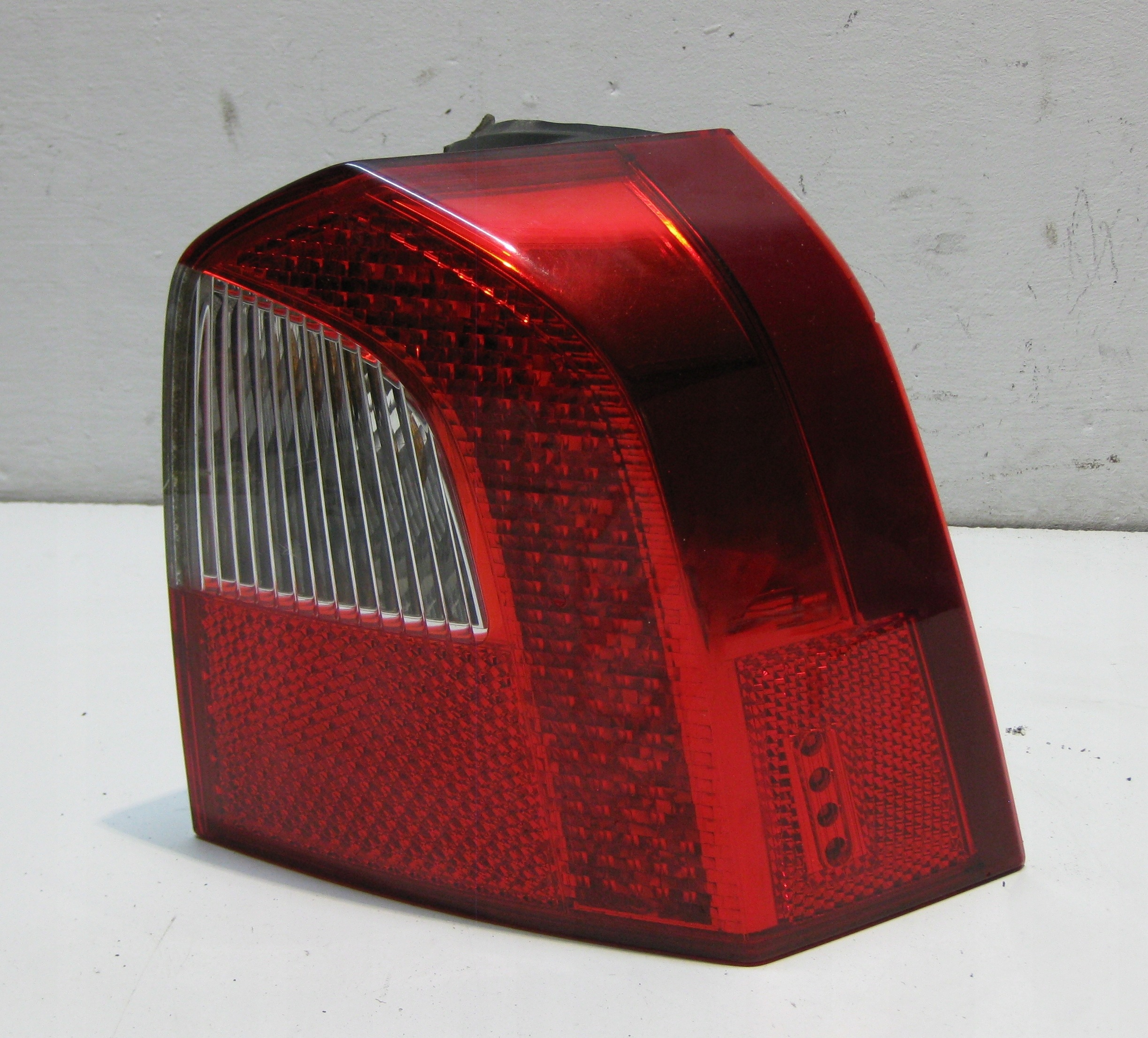VOLVO V70 2.0 D 09R light right rear part 30698984