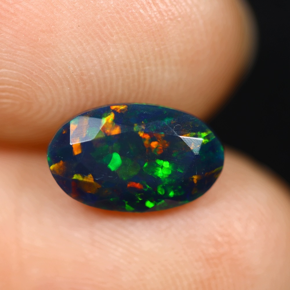 Přírodní opál černý 1.07 ct Ovál Etiopie certifikát Wbd