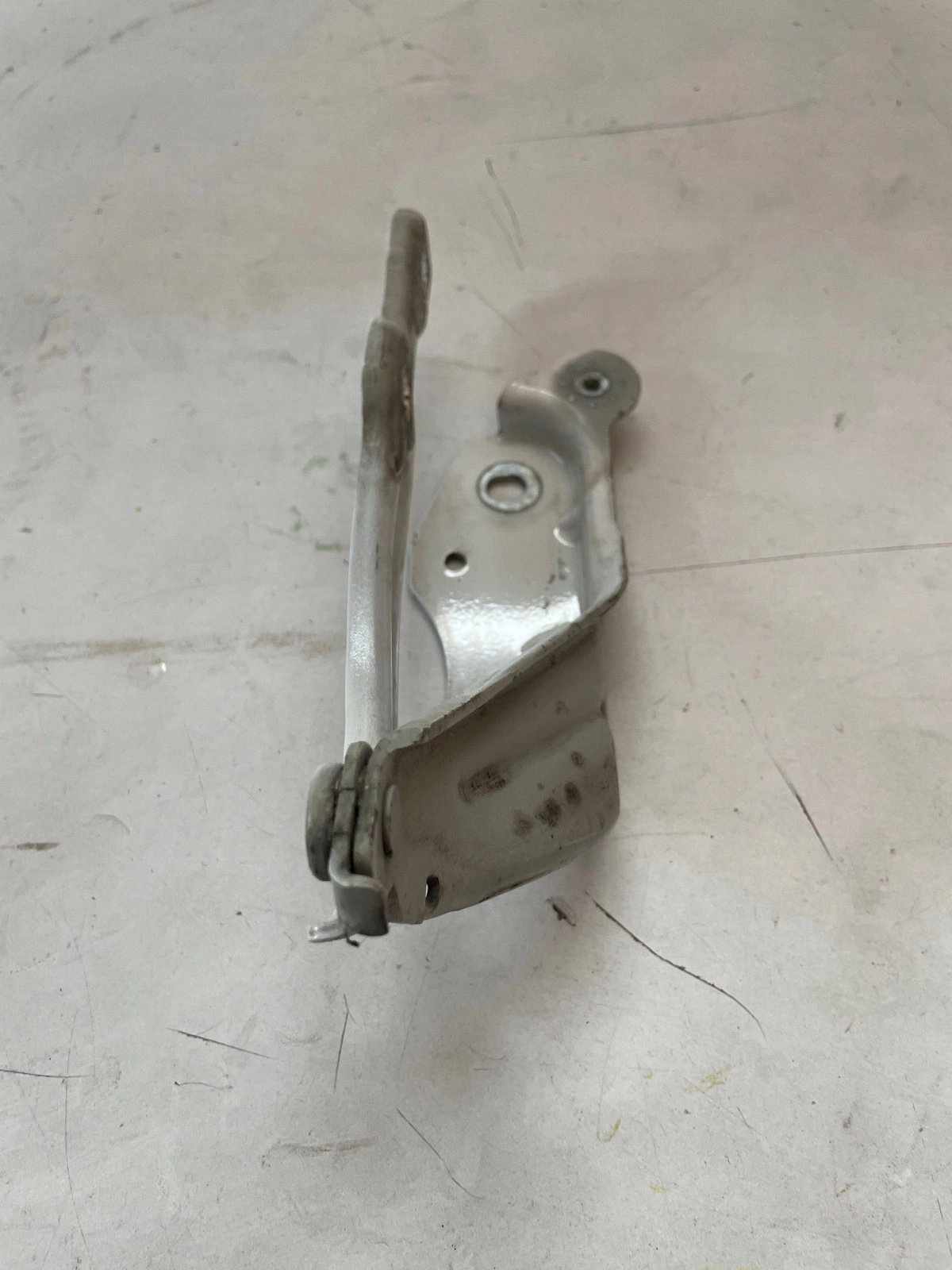 hinge bonnets front front right Skoda Octavia III