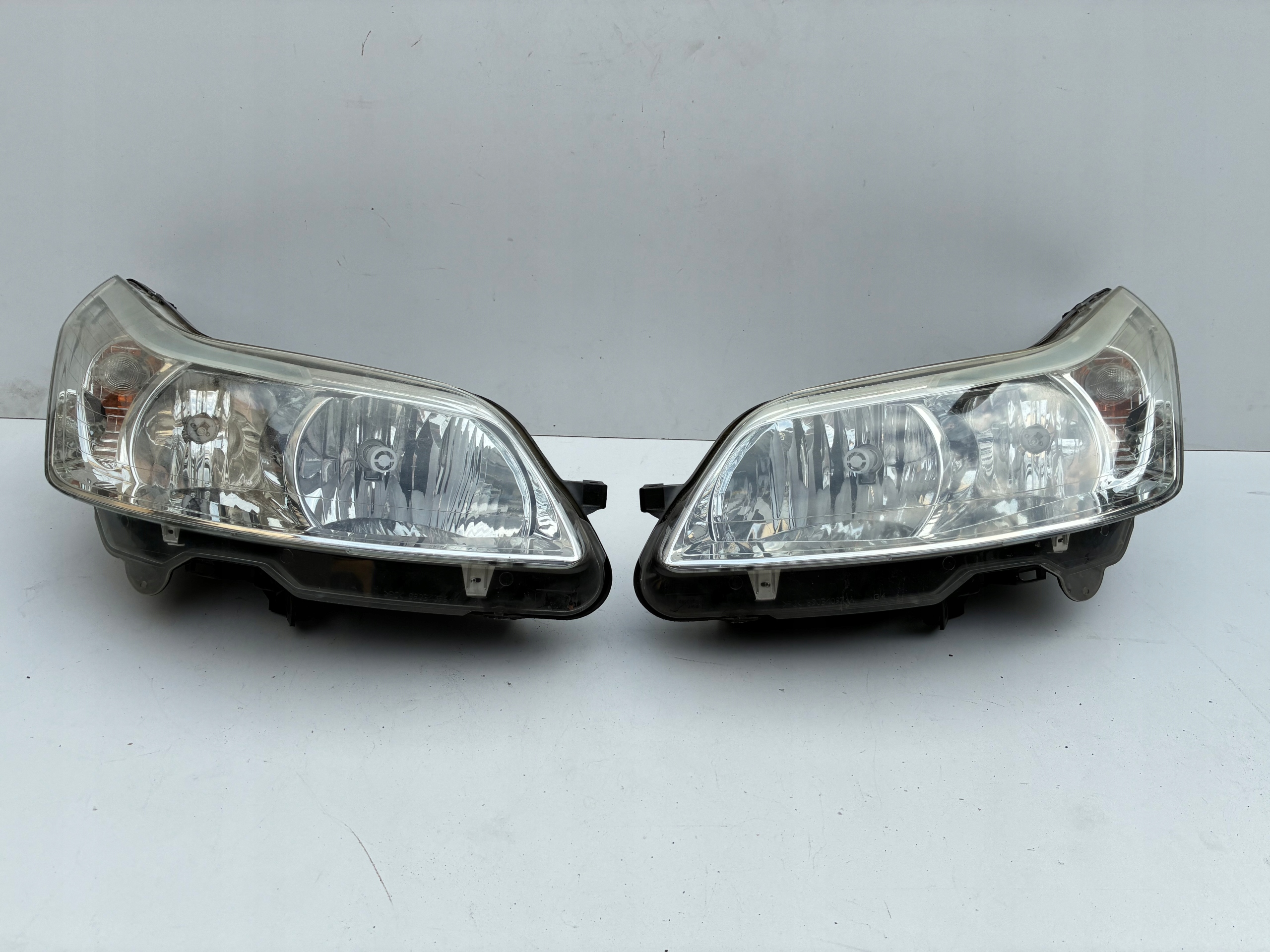 Reflektor light front front right left CITROEN C4 and 04-10r. ==OEM== EU