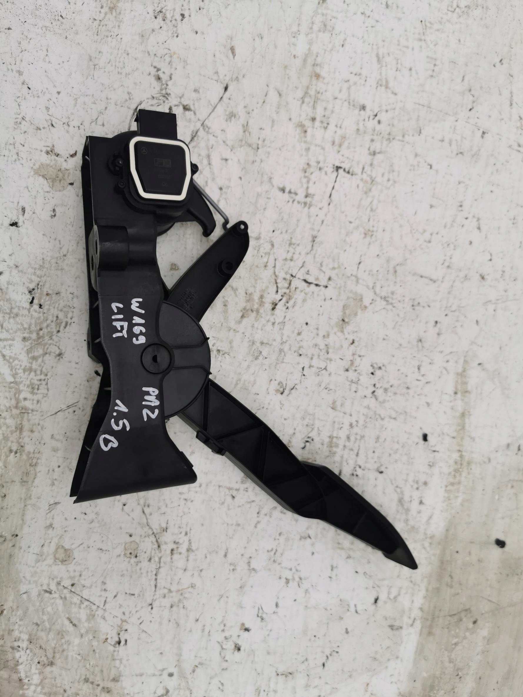 accelerator pedal MERCEDES A-KLASA W169 1.5B A1693000304