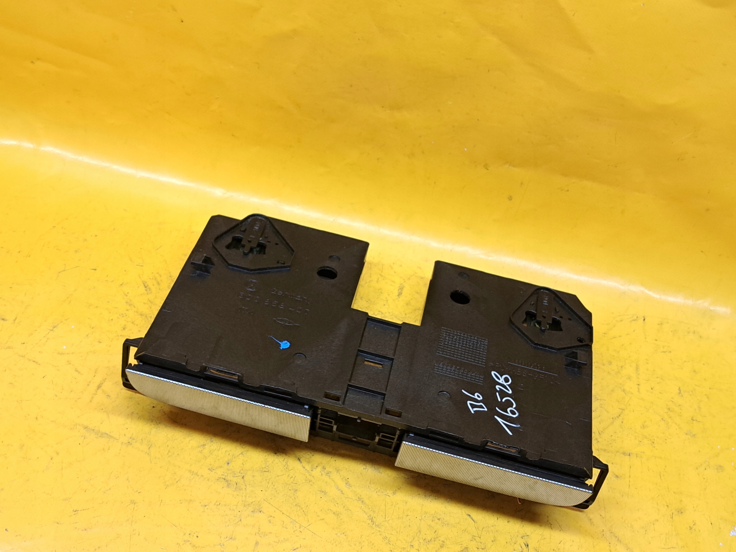 бардачок консоли volkswagen oe 3c0858407