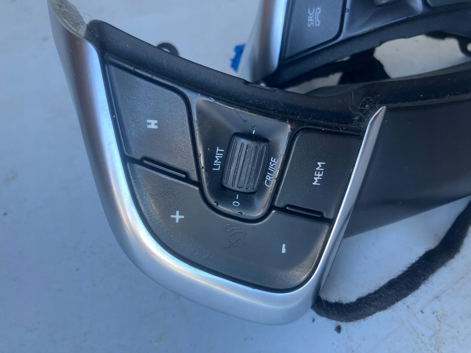 PRZYCISKI MULTIFUNKCJA des Lenkrads CITROEN C4 II B7 96758769ZD