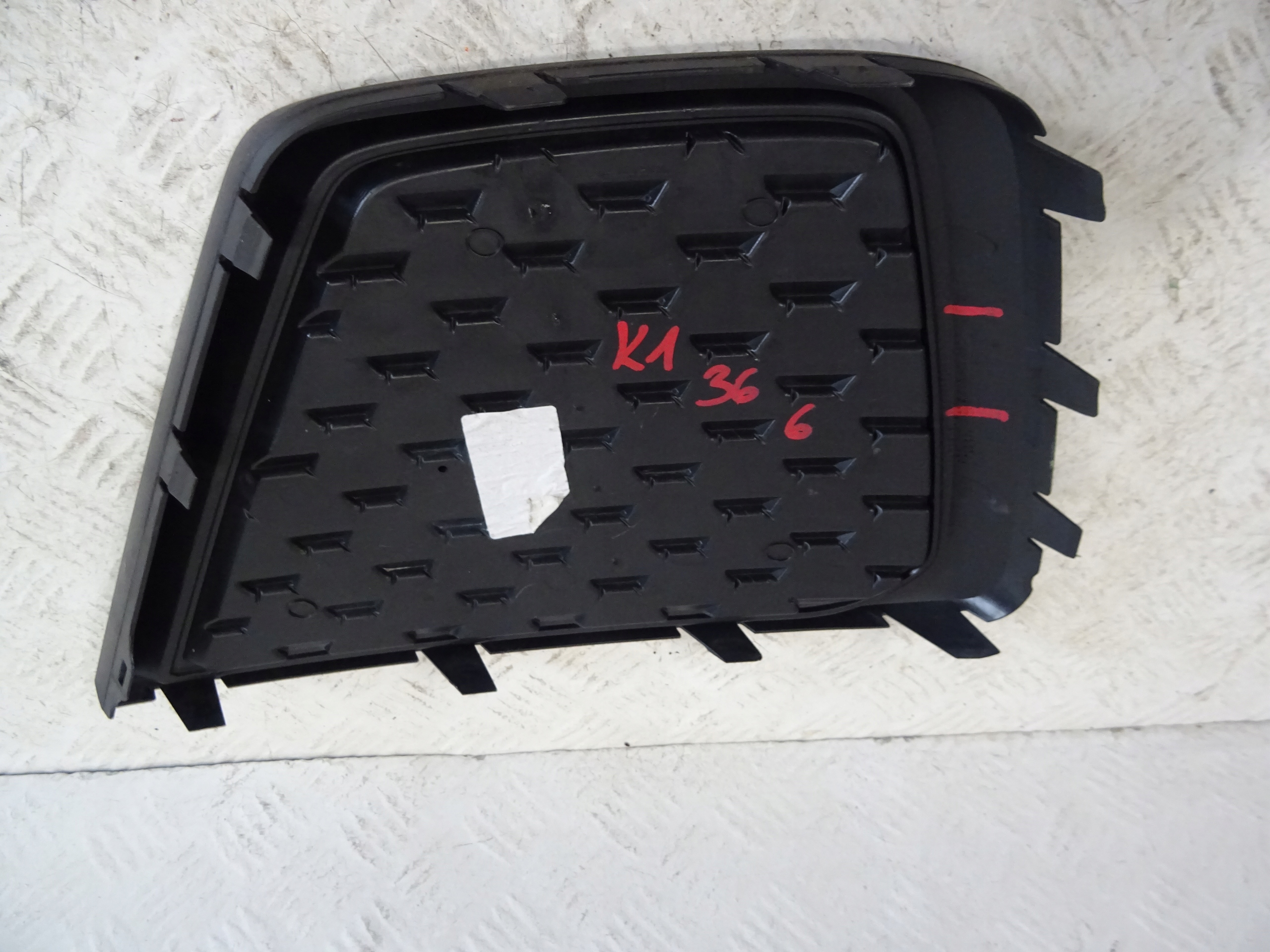 grid of a bumper front front right AUDI AI II 2 82A807682F