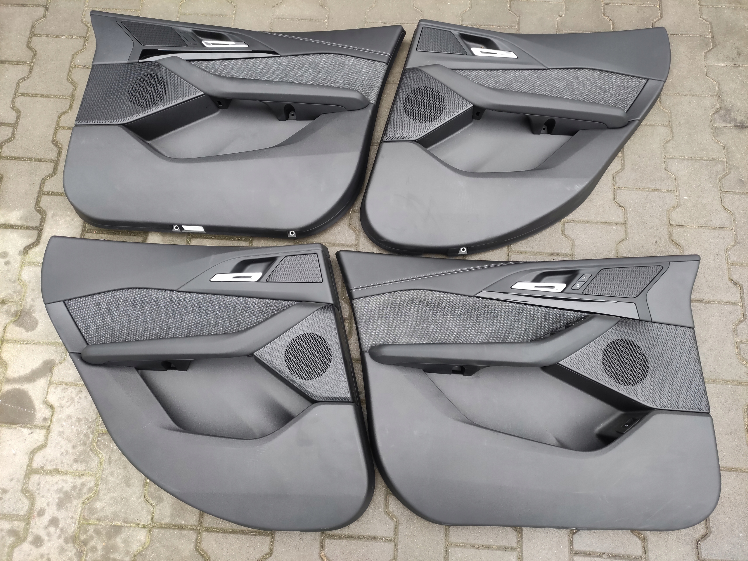 Обшивка передней и задней двери BMW 2 U06 anthrazit