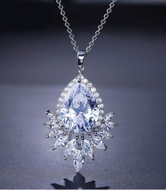 EKSKLUZYWNY NASZYJNIK, DIAMENTOWE CYRKONIE, PIĘKNY Marka TOTU