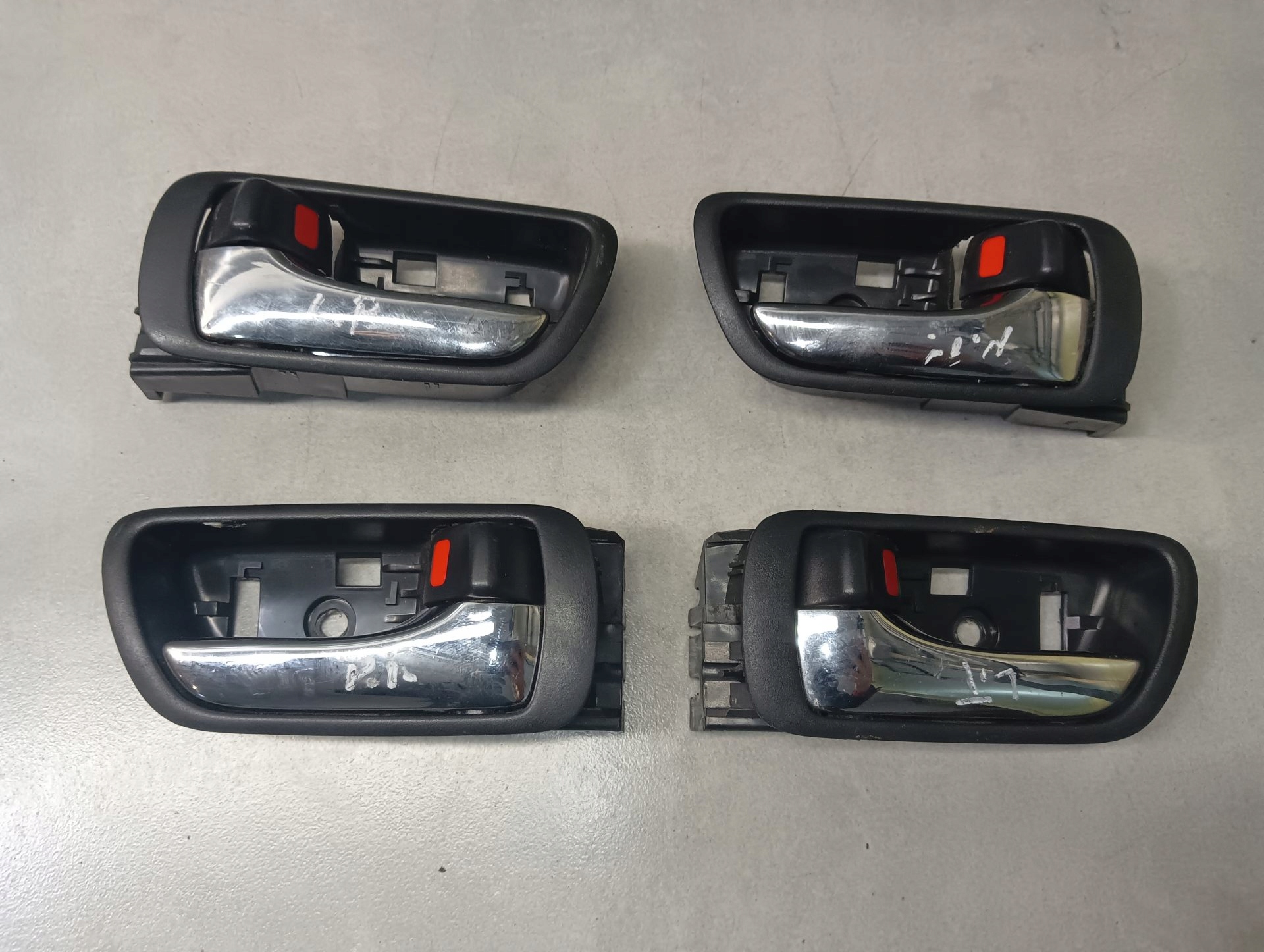 ВНУТРІШНЯ ДВЕРНА РУЧКА TOYOTA CAMRY V 2.4 ПОВНИЙ КОМПЛЕКТ