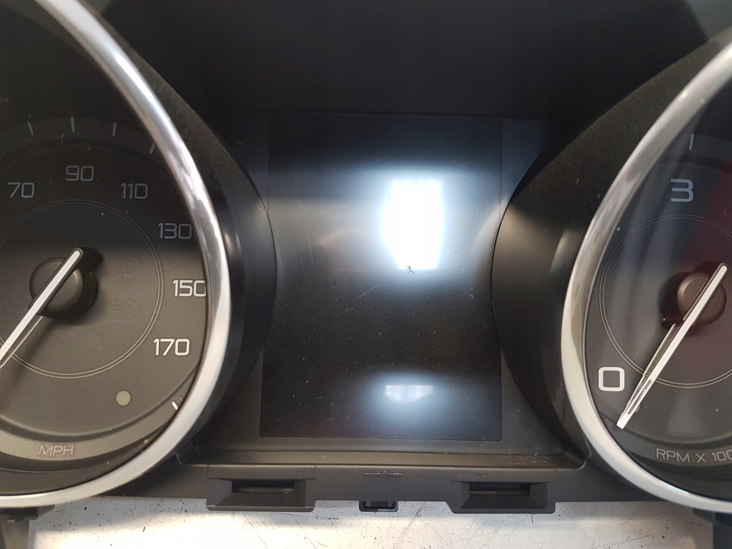Jaguar XE X760 2.0D dials UK Anglik