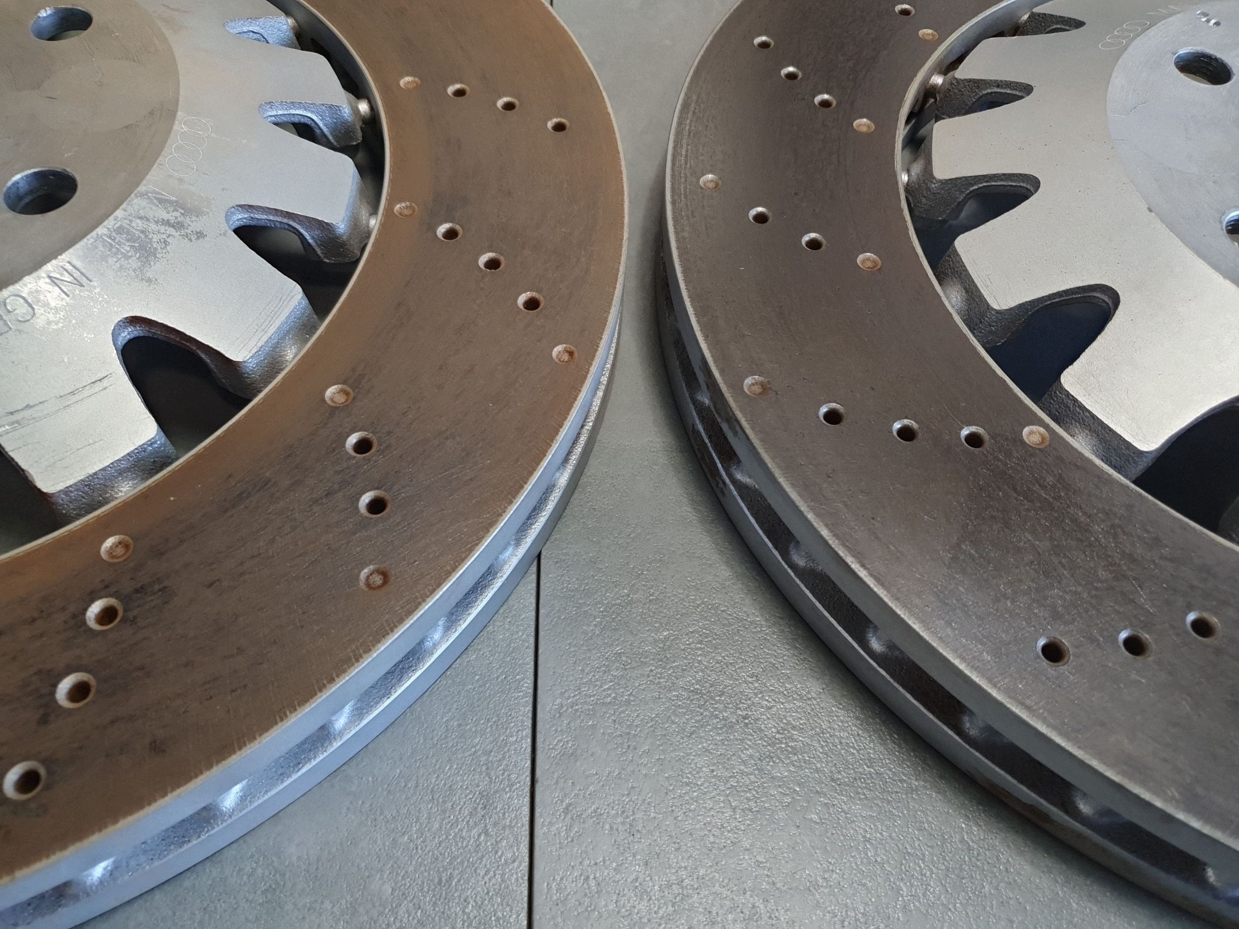 Cupra Leon IV kotuče brzdové předek plotýnky 370MM 8J0615301K 8J0615116M