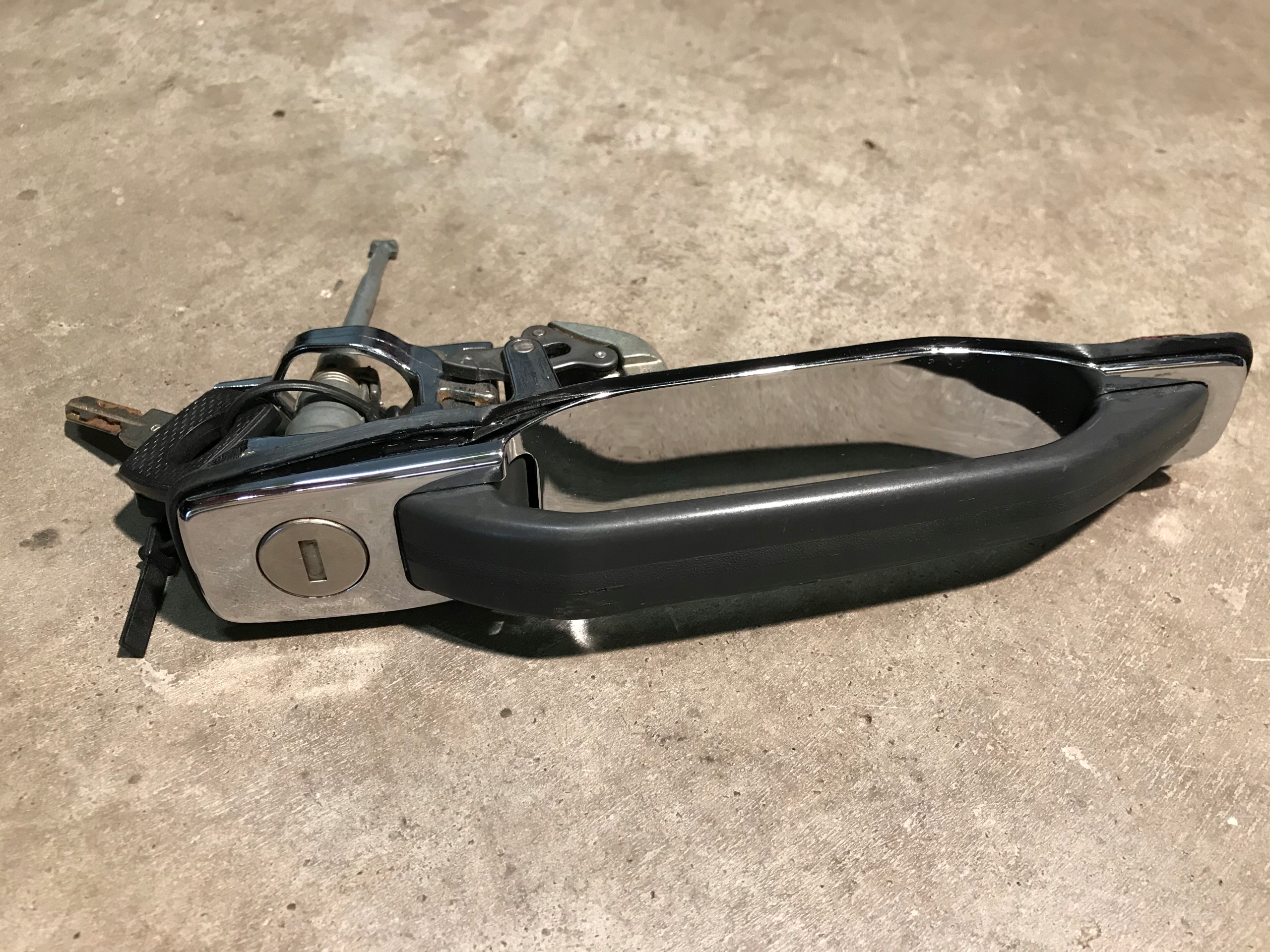 1267600059 - ручка правой двери Mercedes W126 новая с ключом