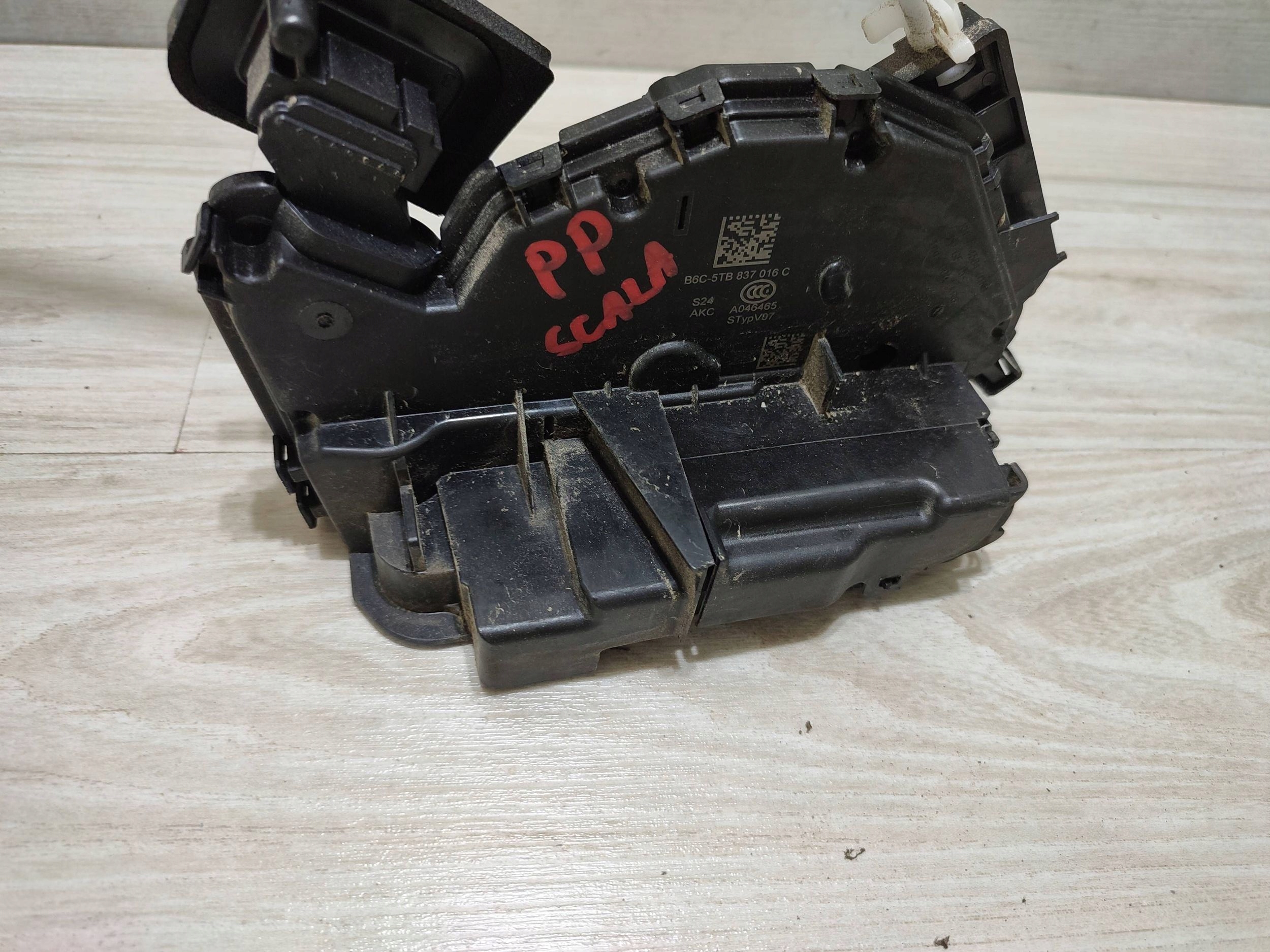 Skoda Scala 2020 front side right lock door przednich