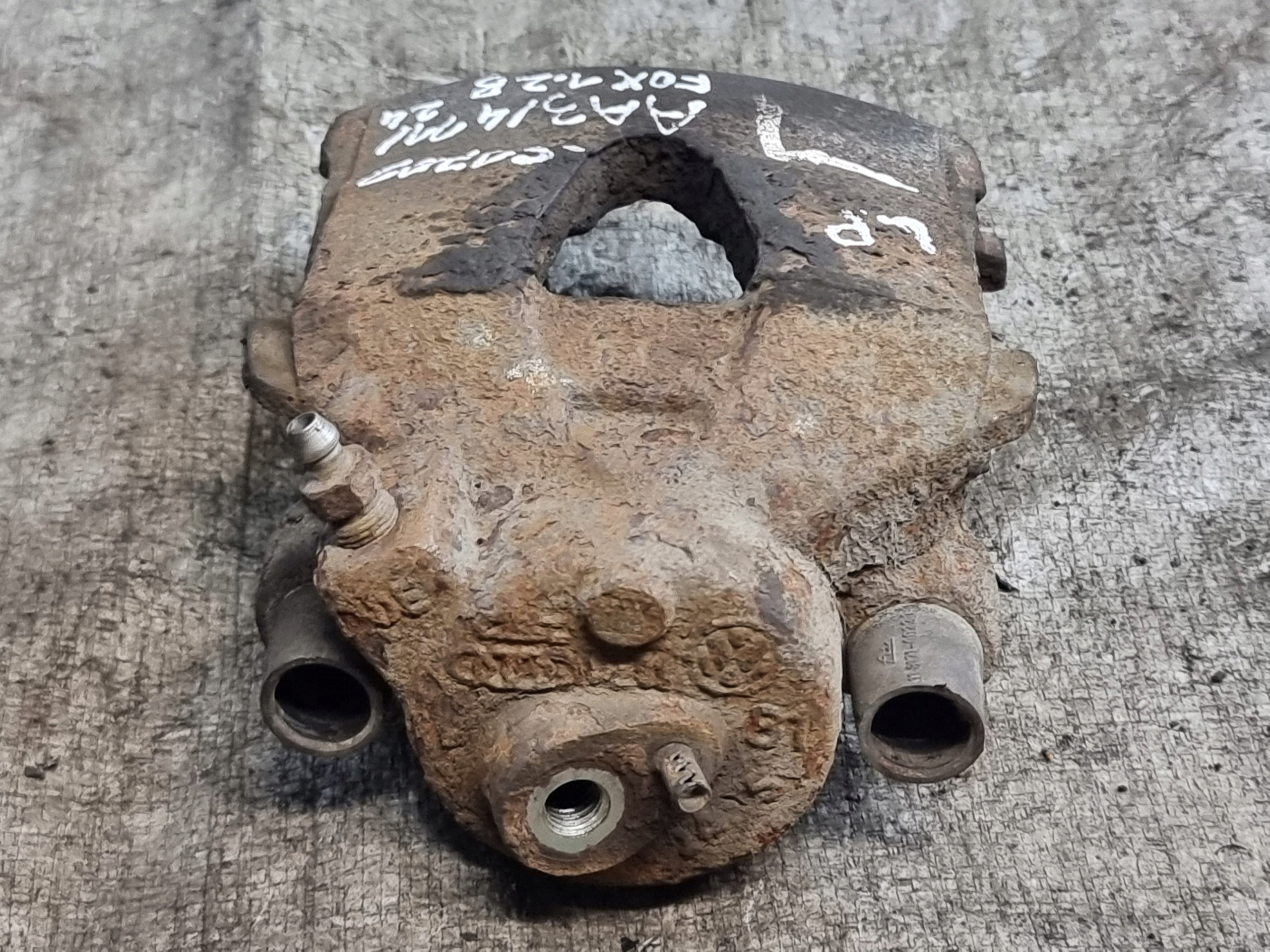 třmen brzdový levý předek VW FOX 1.2B 40kW 05r