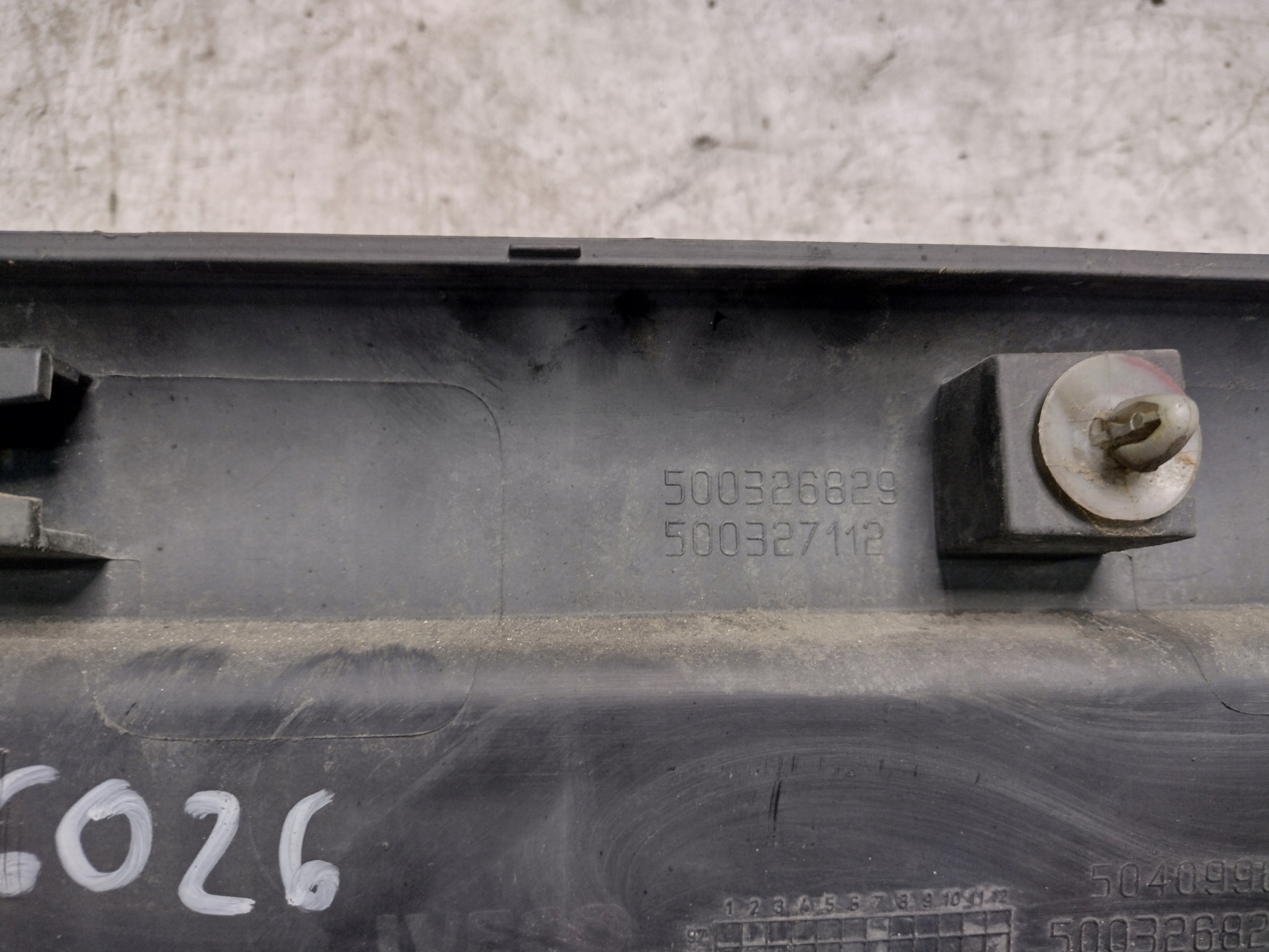 moulding side left Iveco Daily III 500327112