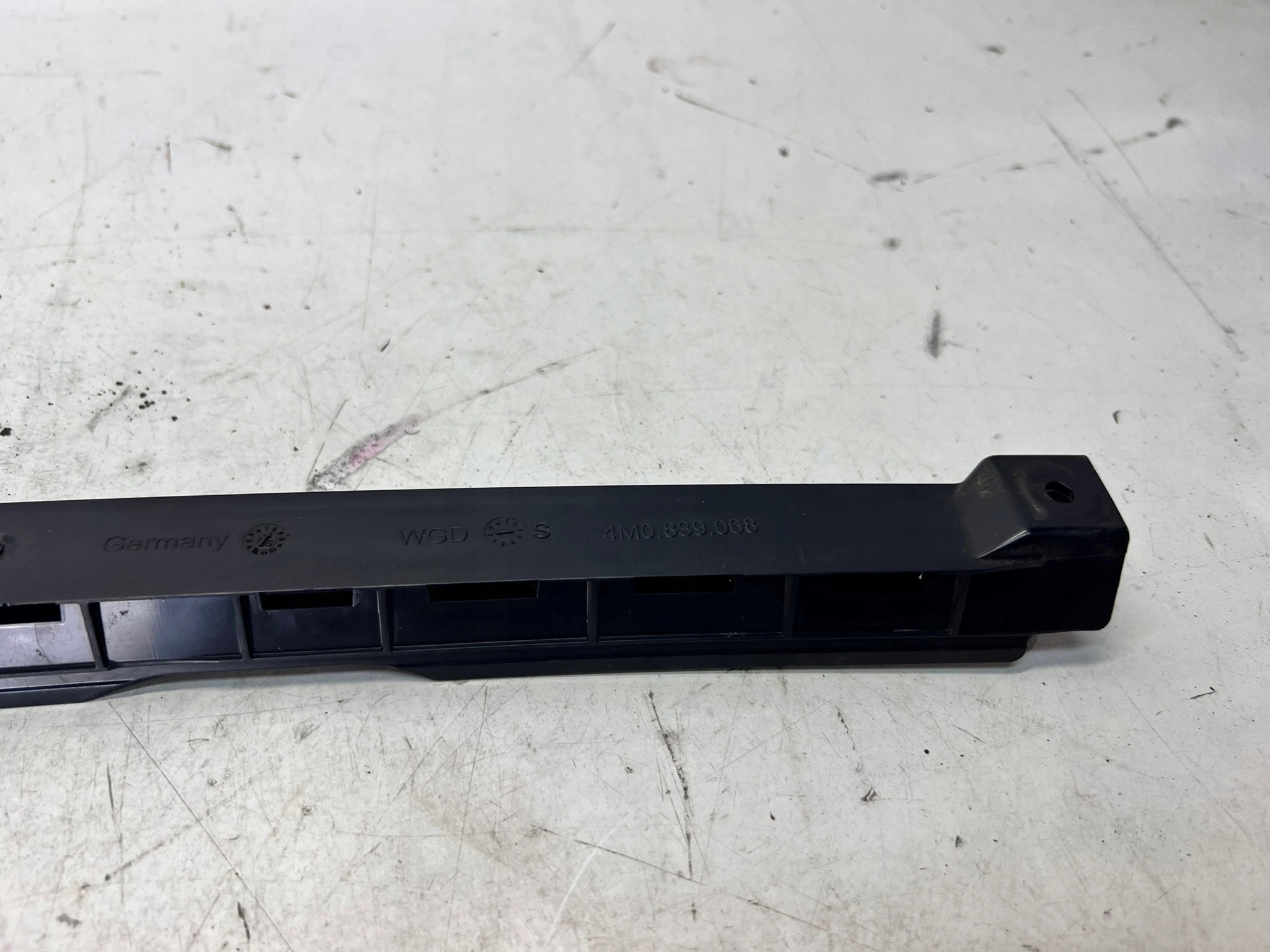 PROWADNICA windows right rear part AUDI Q7 4M 4M0839068