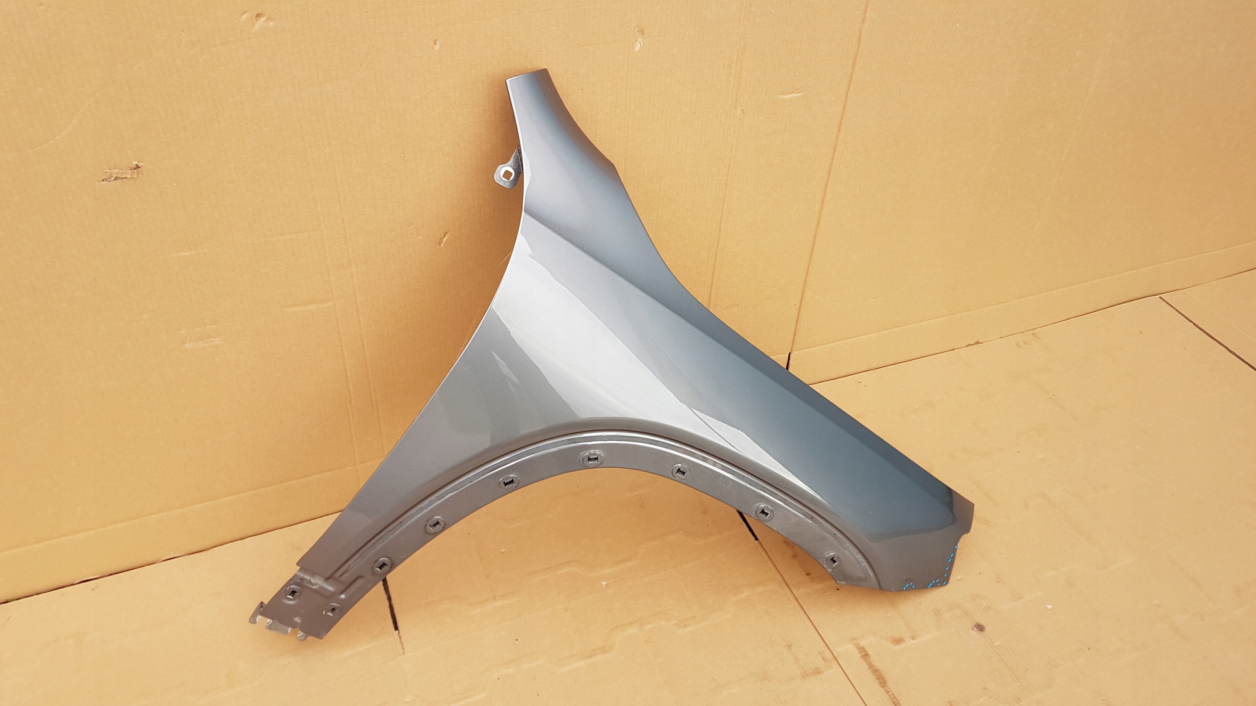 BŁOTNIK PRZÓD PRAWY MERCEDES GLB W247 Producent części Mercedes-Benz OE