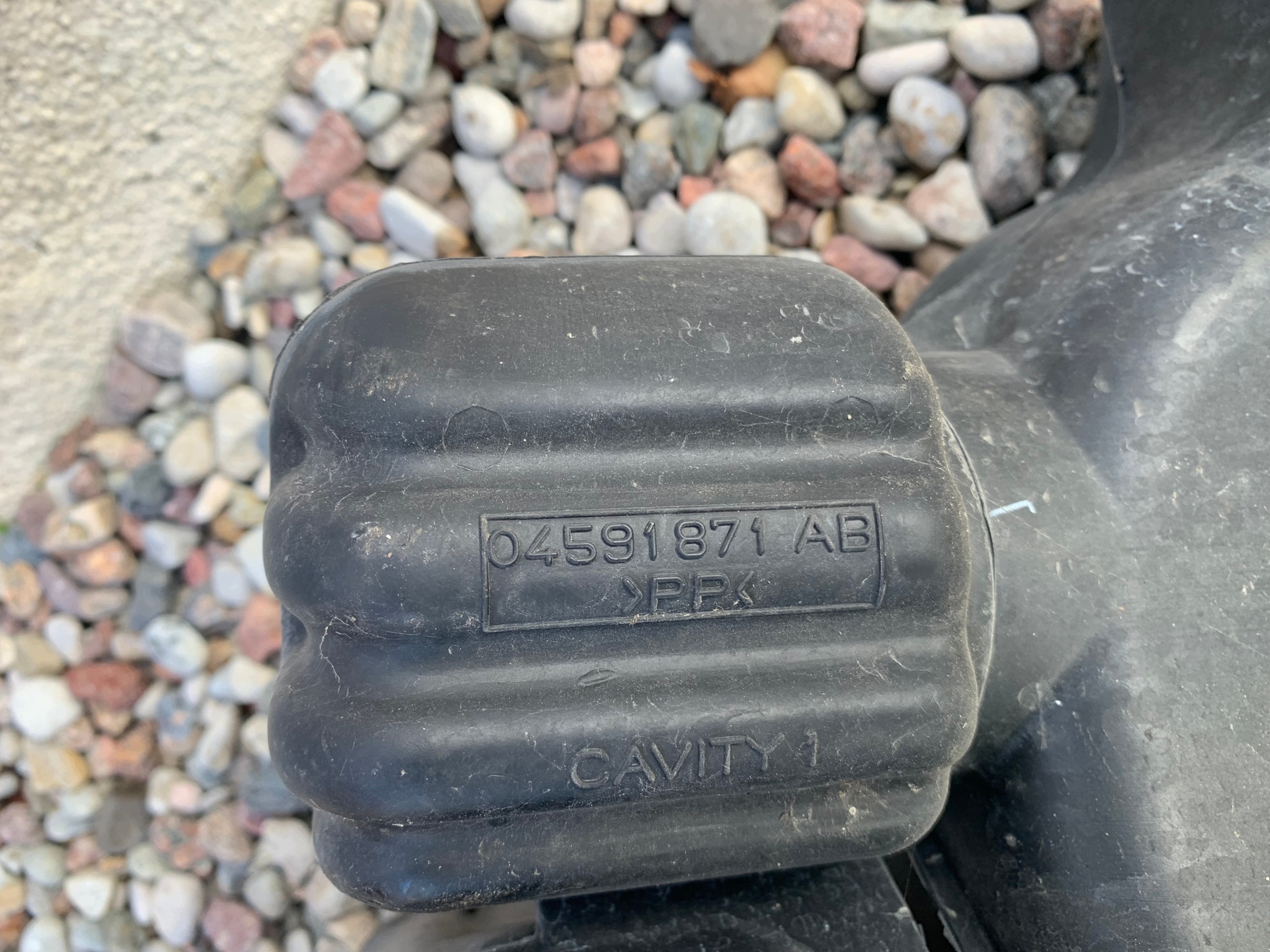CHRYSLER 300C 3.0 V6 CRD REZONATOR luft 04591871AB