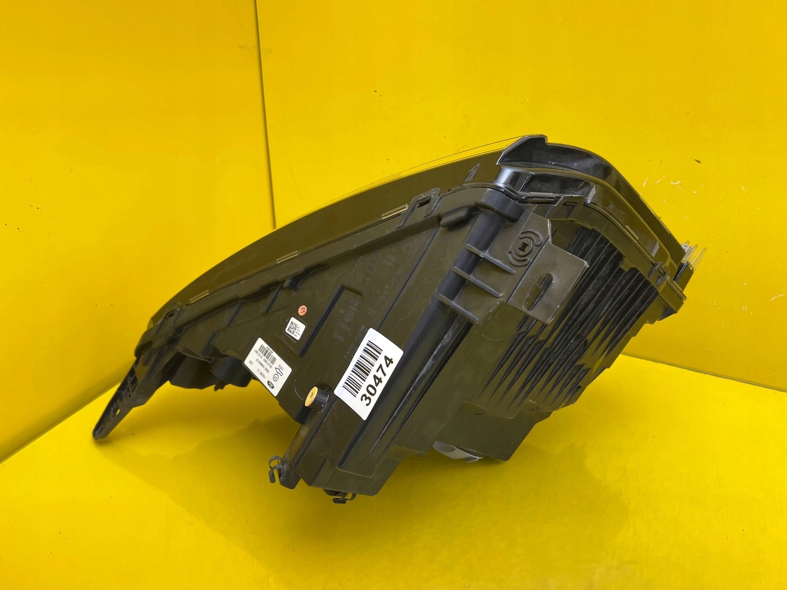 Ford Courier 2023- light left front Zwykla R2X613W030CF