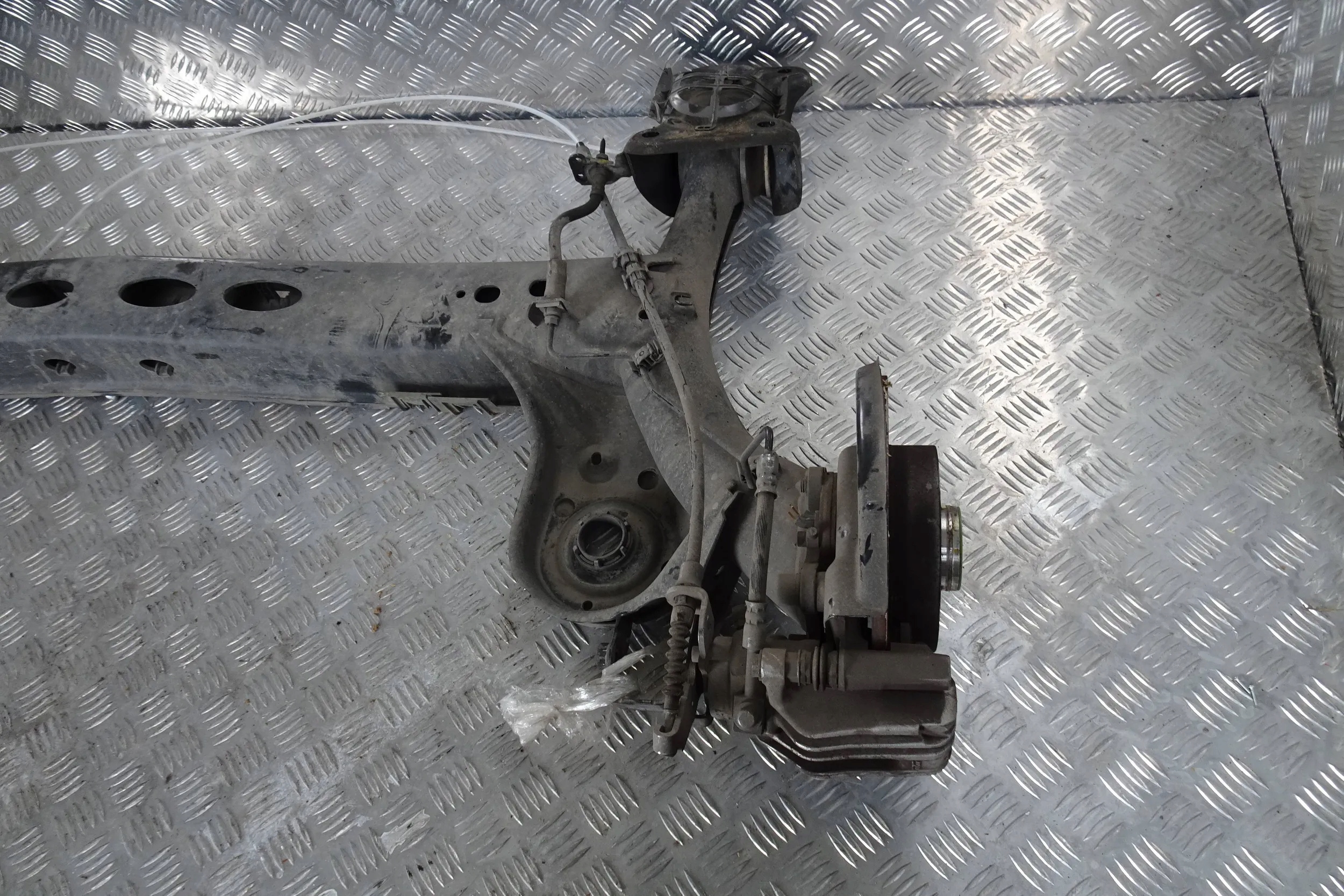 VW TAIGO - BELKA ZAWIESZENIA TYŁ Producent części Volkswagen OE