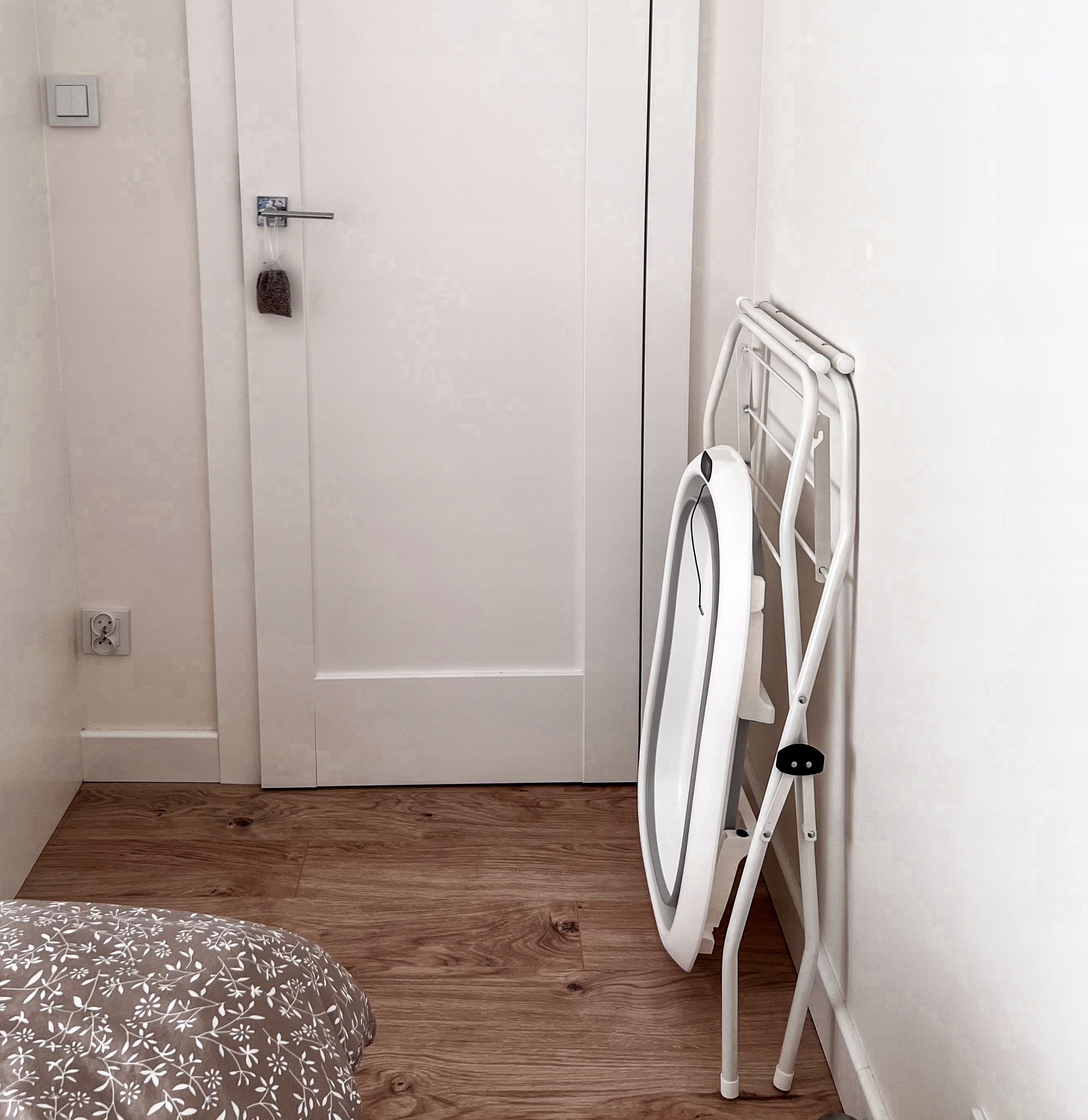 wanienka składana termometr LCD poduszka + stojak Głębokość produktu 20 cm