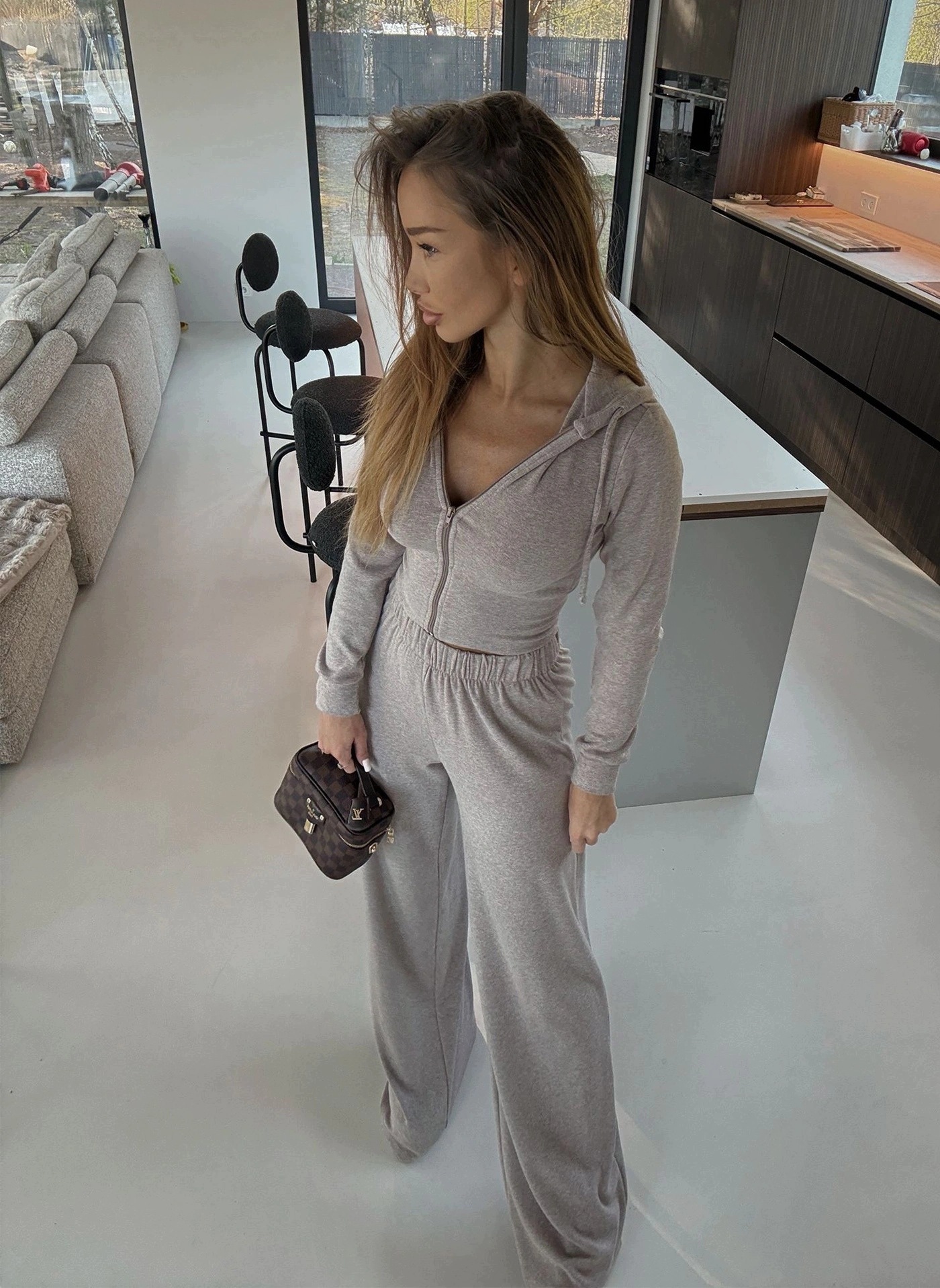Tmavě béžový komplet Comfi mikina rozšiřitelné kalhoty Agatha Studio