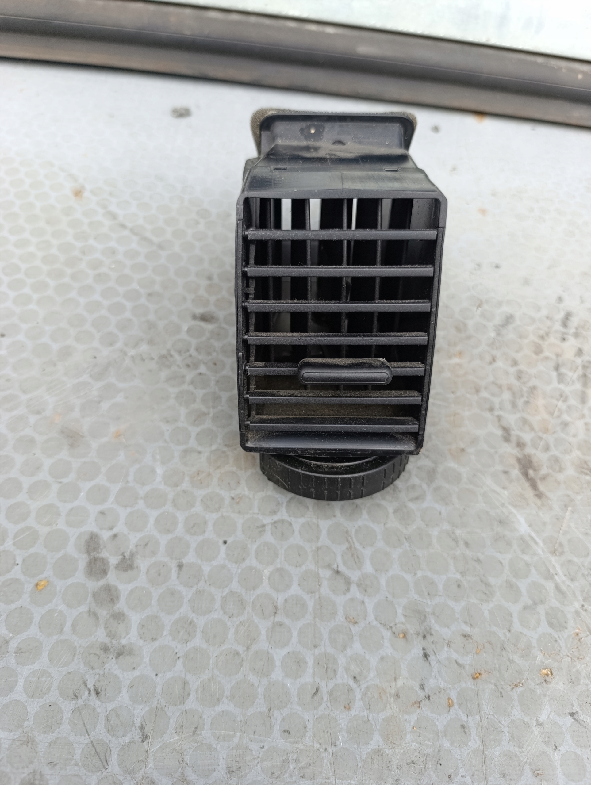 VW T5 LIFT grid air conditioning devices central left 7E0815705A