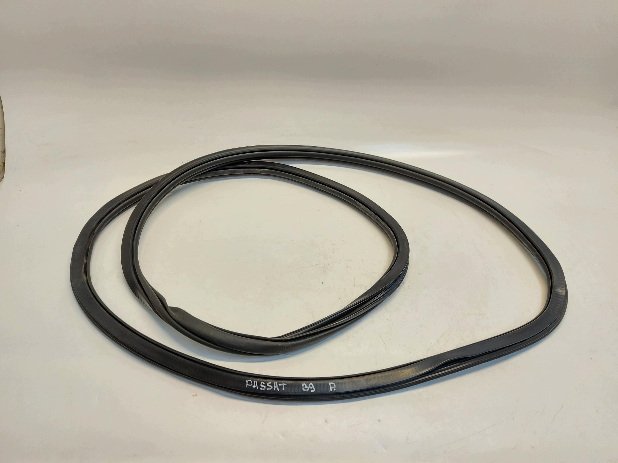 VW Passat R B9 3J0 2025r gasket bodywork right front