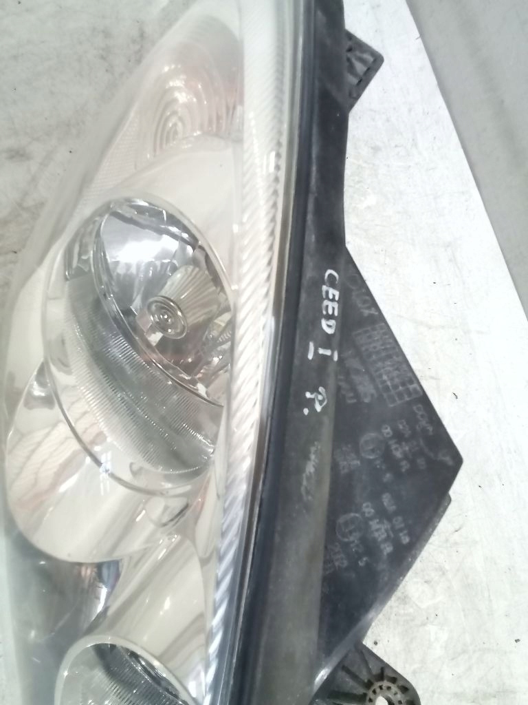 Kia Ceed and 1 light right front front