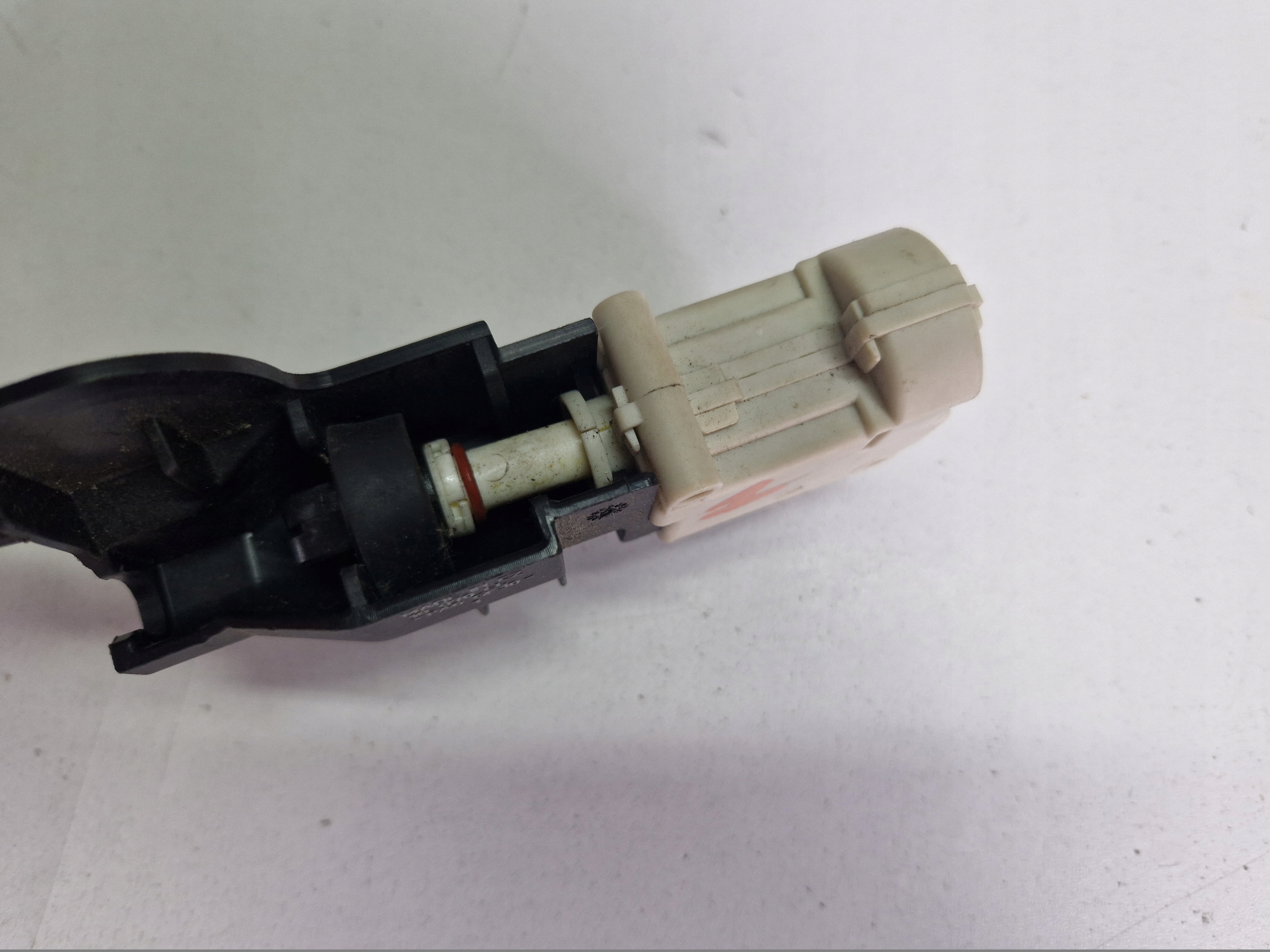 AUDI A6 C6 A6C6 amortizer vratašca rezervoara goriva 3B0959782A