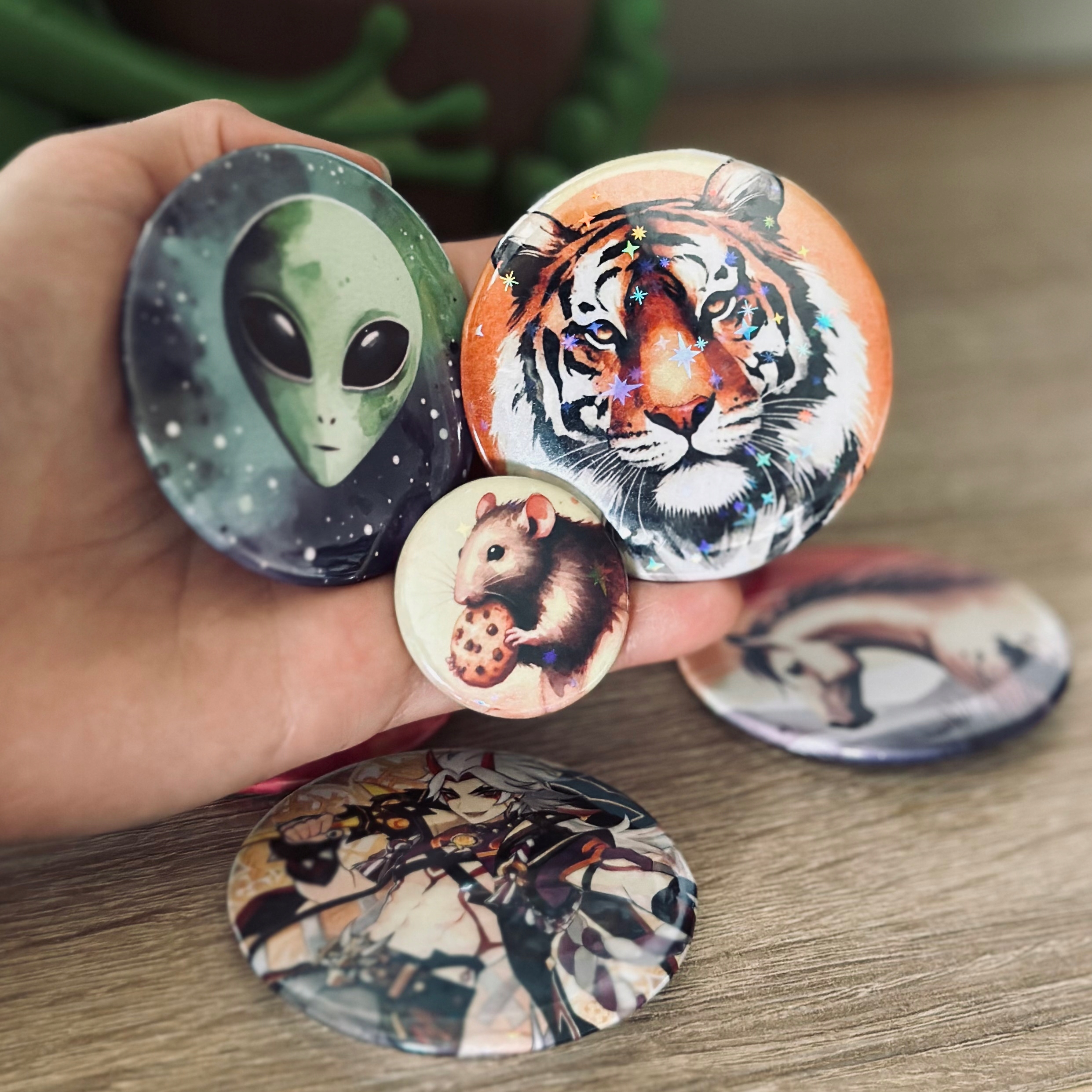 Przypinka, button, pin, znaczek, gra Chiori Genshin Impact 58mm Szerokość produktu 5.8 cm