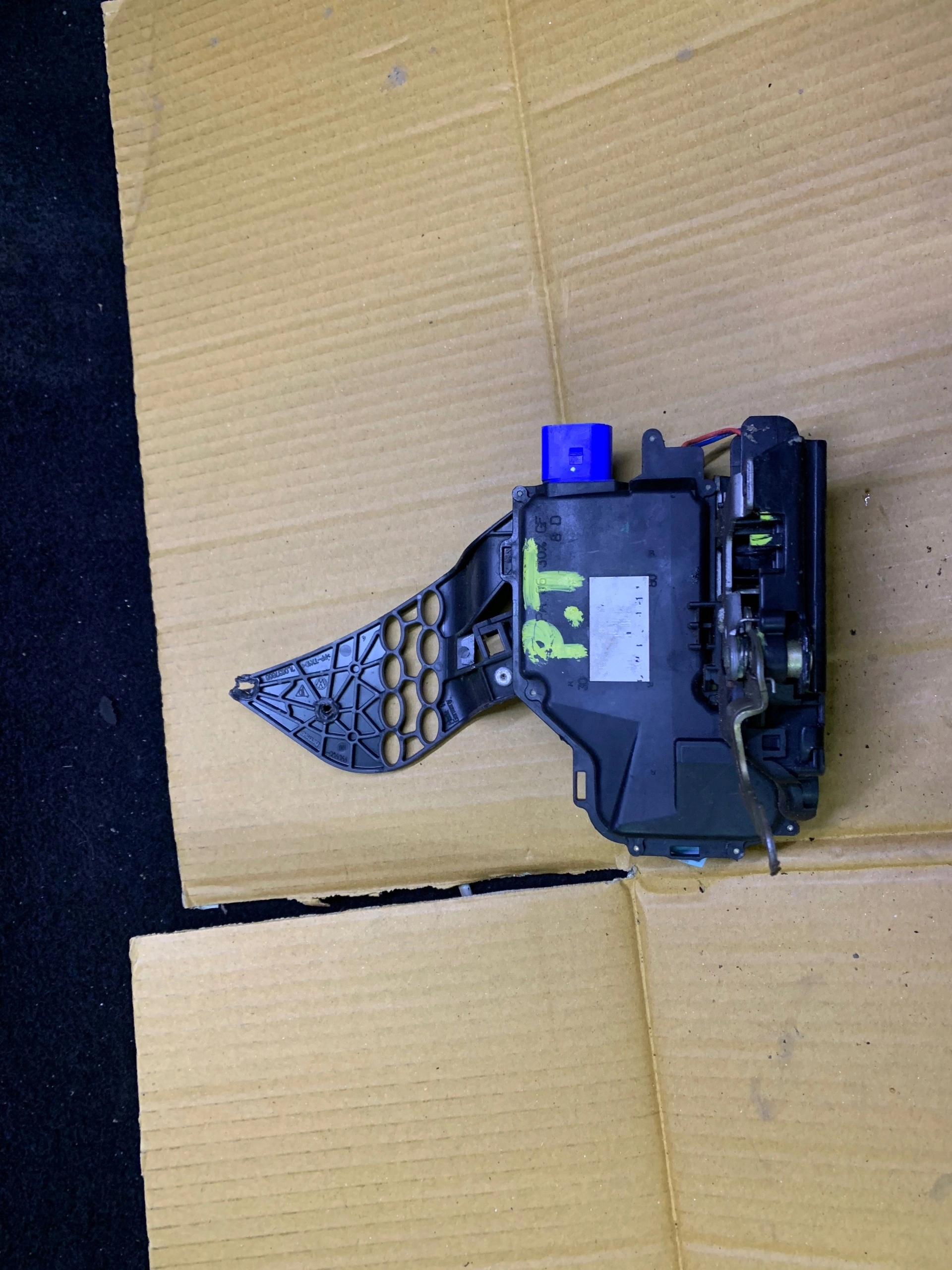 ZAMEK DRZWI PRAWY PRZÓD 9 PIN VW TOUAREG 7L0837868