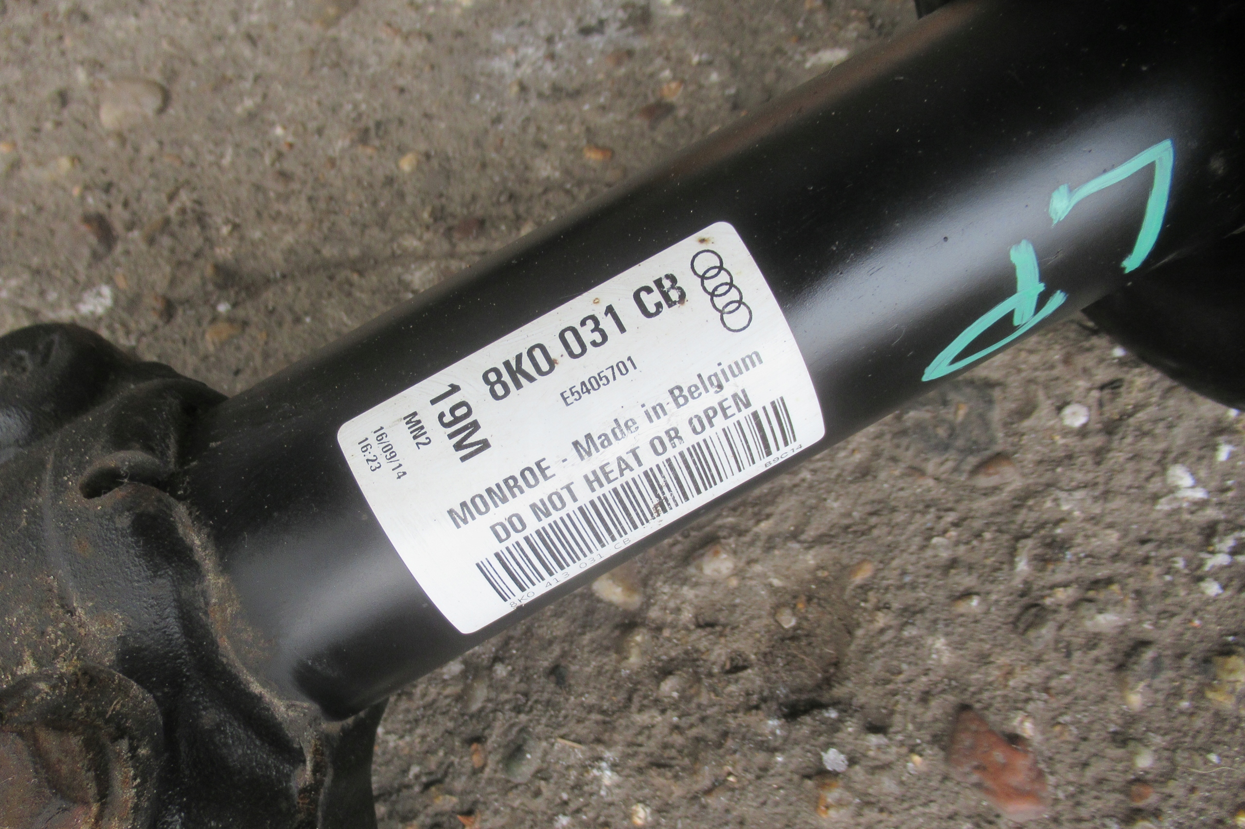 AUDI A4 B8 FL 2.0 TFSI 14R shock absorber left front 8K0031CB