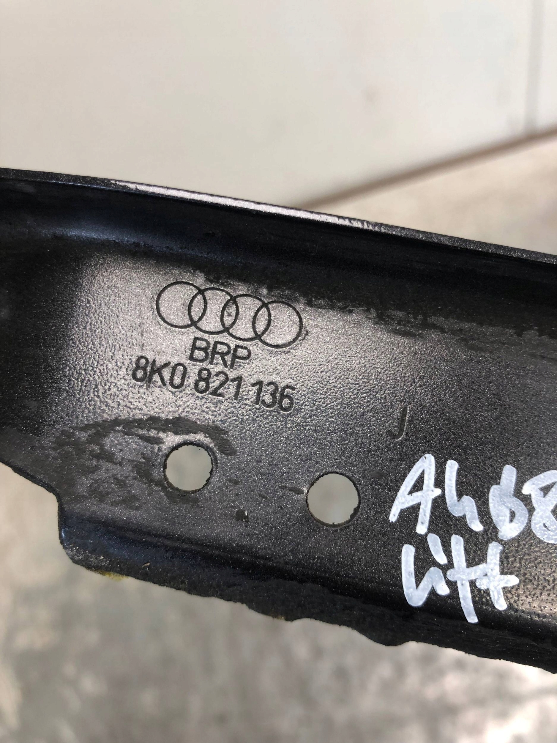 Console Aile Droite Avant AUDI A4 B8 LIFT 8K0821136J