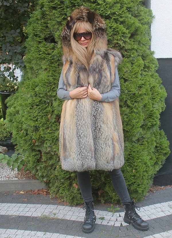 KAMIZELKA Z KAPTUREM-FUTRO Z LISA SREBRNEGO-LISÓW- L/XL