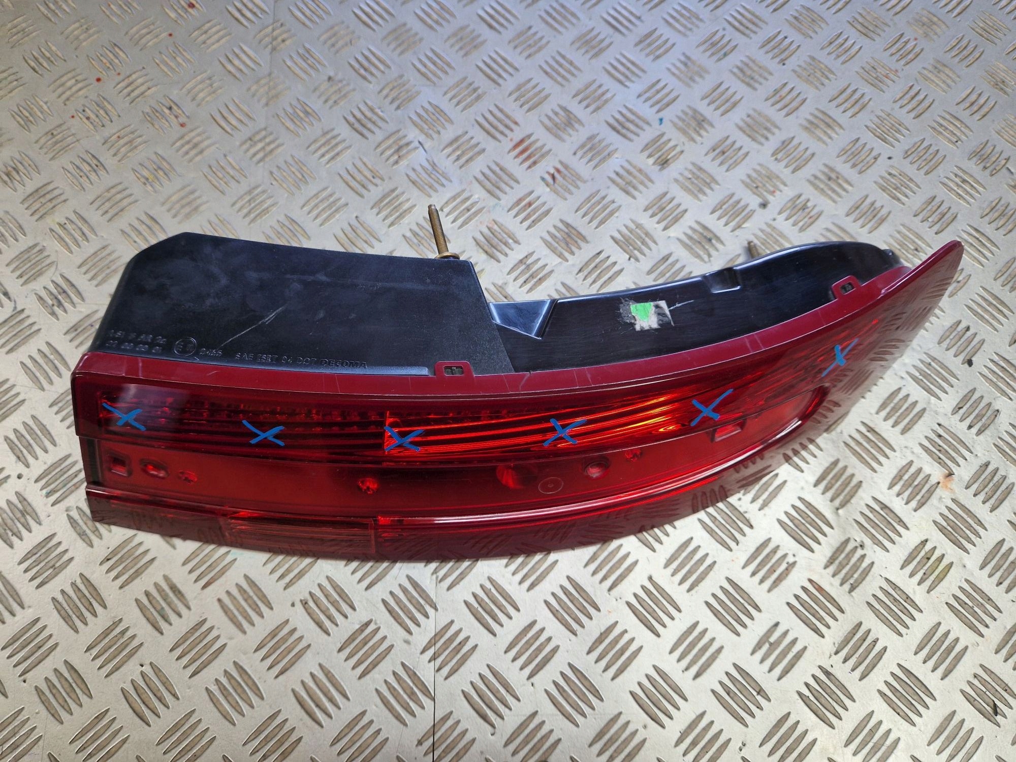 LAMPA TYLNA PRAWA ASTON MARTIN DB9 2004->